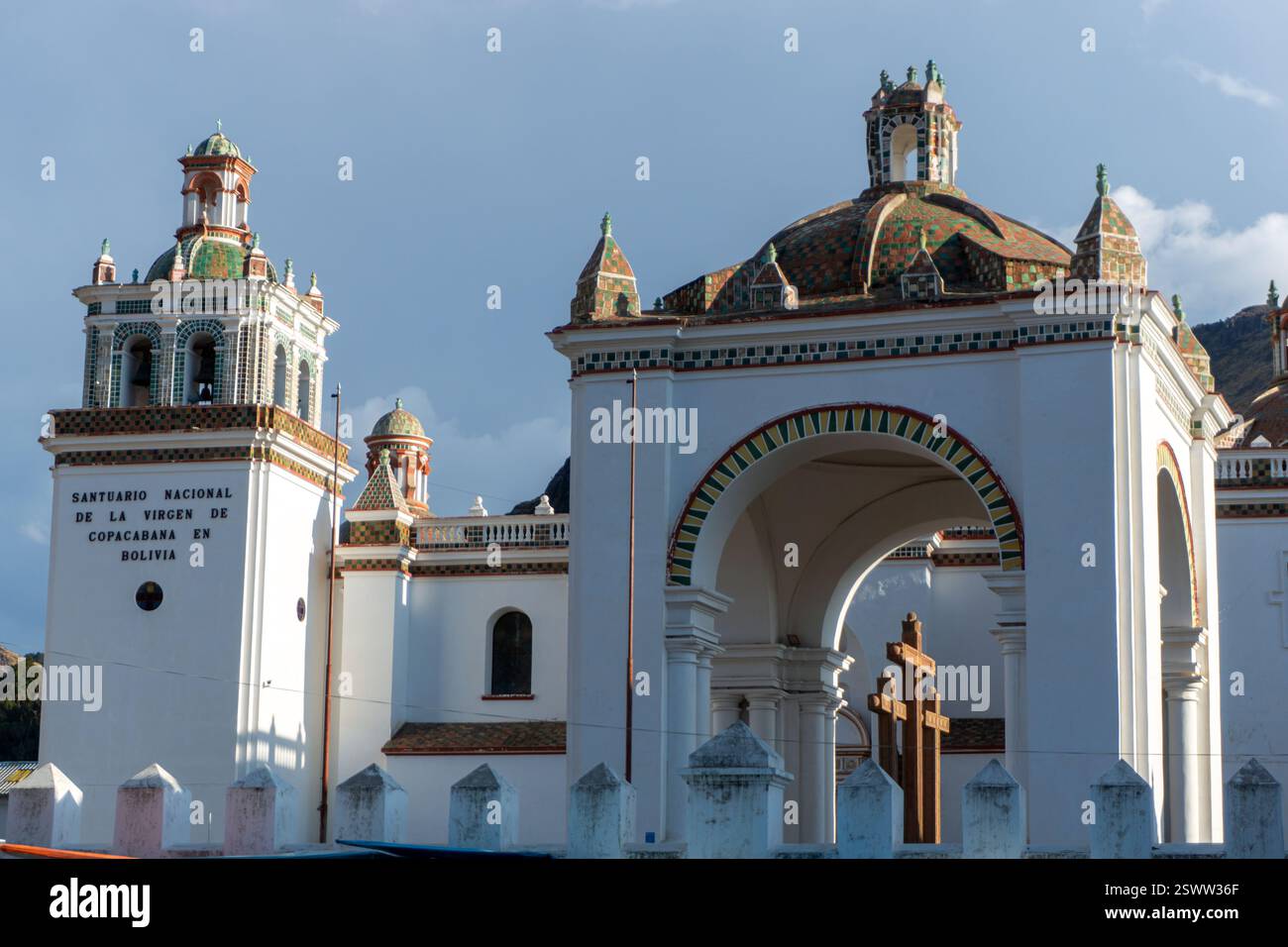Historische Vorderansicht der Basilika der Jungfrau von Copacabana Bolivien mit atemberaubenden weißen Wänden und religiöser Symbolik Stockfoto