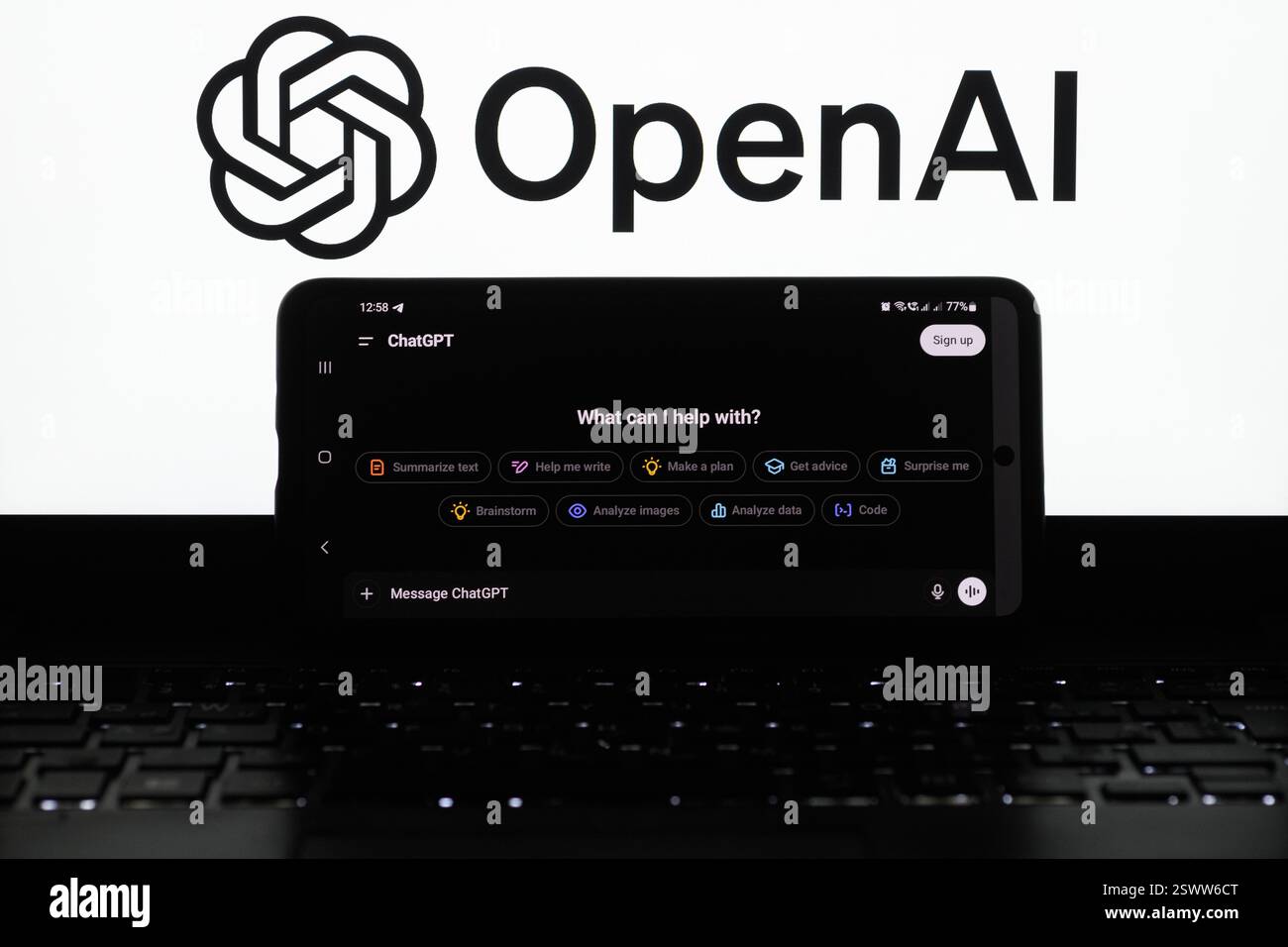 Lviv, Ukraine 22. februar 2025. In dieser Abbildung wird eine ChatGPT-Anwendung auf einem Smartphone mit einem OpenAI-Logo im Hintergrund angezeigt. OpenAI setzt seine KI-Technologien fort, wobei seine Tools in verschiedenen Sektoren eingesetzt werden, um Produktivität und Innovation zu steigern. Stockfoto