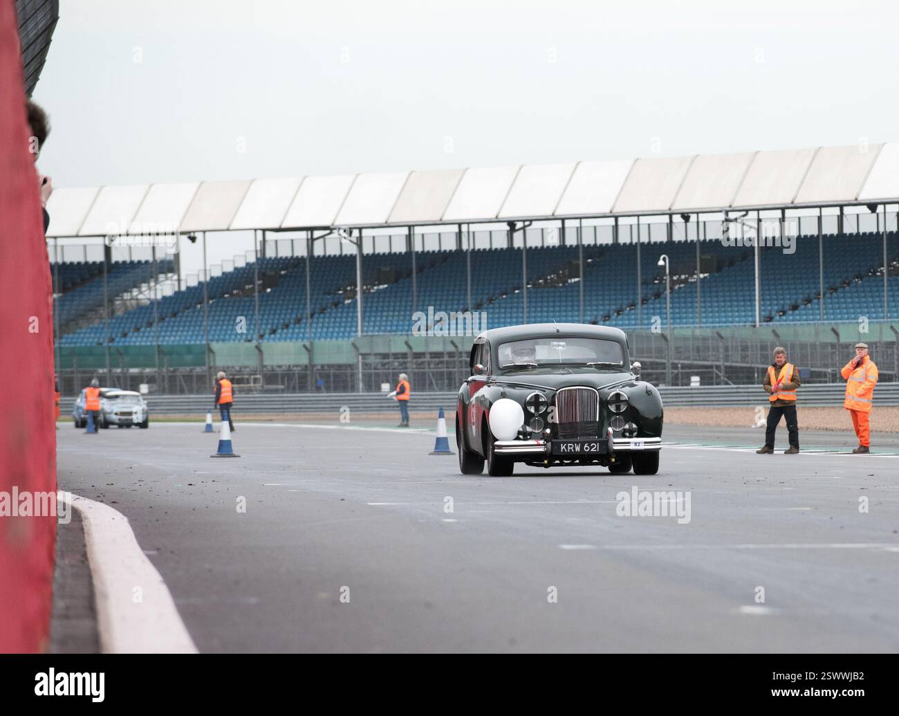 V.S.C.C. Pomeroy Trophy. Oldtimer aus der Vorkriegszeit treten gegen neuere Autos an, Silverstone Grand Prix Circuit, Silverstone Circuit. Stockfoto