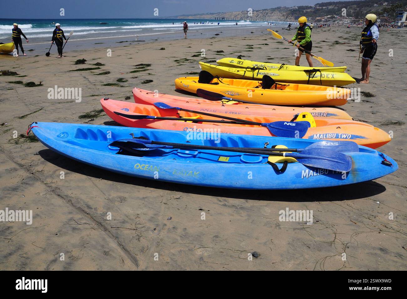 La Joya, Kalifornien, USA. 6. Mai 2012: Bunte Kajaks am La Jolla Beach in San Diego, Kalifornien, ziehen Abenteurer und Touristen an. Stockfoto