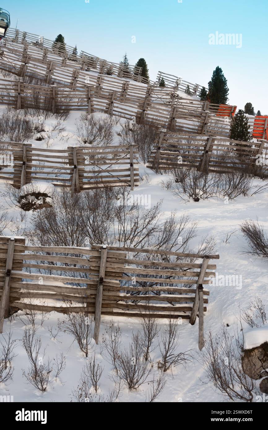 Lawinenschutzbarrieren in Mayrhofen, Skigebiet Zillertal 3000, neben Harakiri-Piste, steilste Piste Österreichs Stockfoto