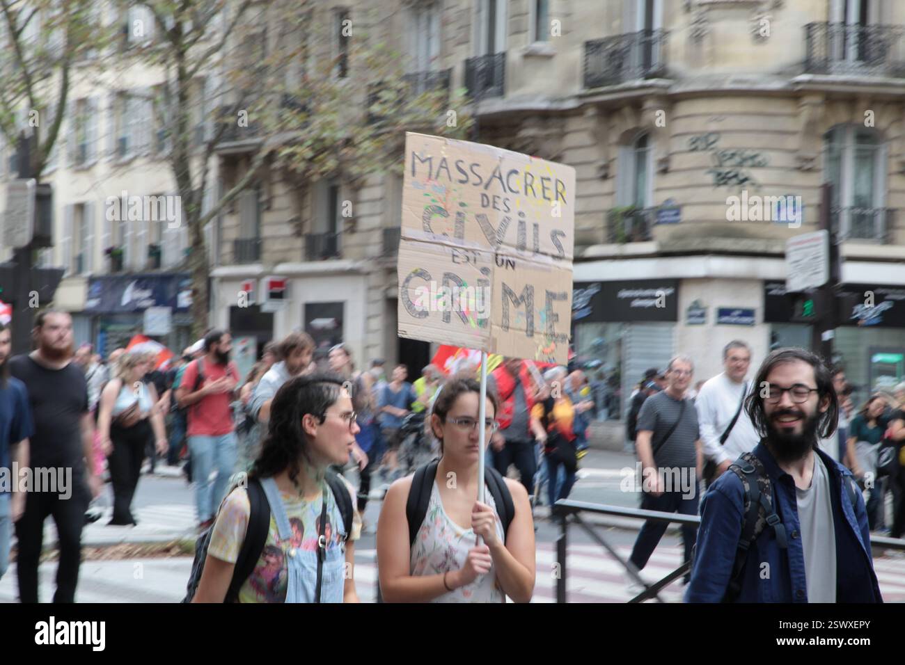Frankreich Paris : Panneau Massacrer des civils EST un Crime à la Manifestation intersyndicale contre l'austérité 13 octobre 2023 Stockfoto