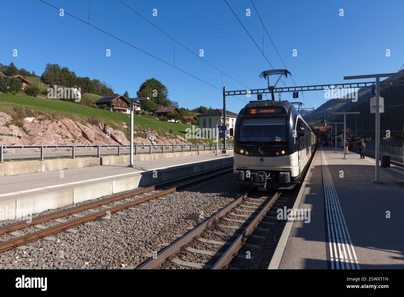 Zug am Bahnhof Montbovon (Schweiz) auf der Golden Pass-Bahnlinie, die ...