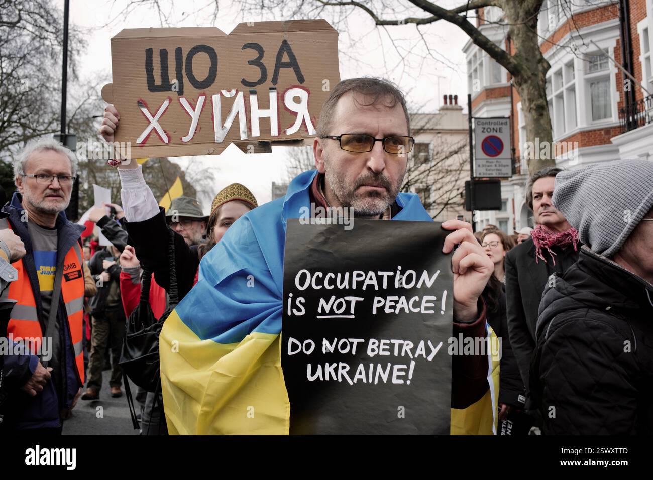 22 FEB 2025 London / UKAS der dritte Jahrestag des Ukraine-Russland-Krieges rückt näher am 24. Februar haben Tausende vor der russischen Botschaft protestiert. Alamy Live News / Aubrey Fagon Stockfoto