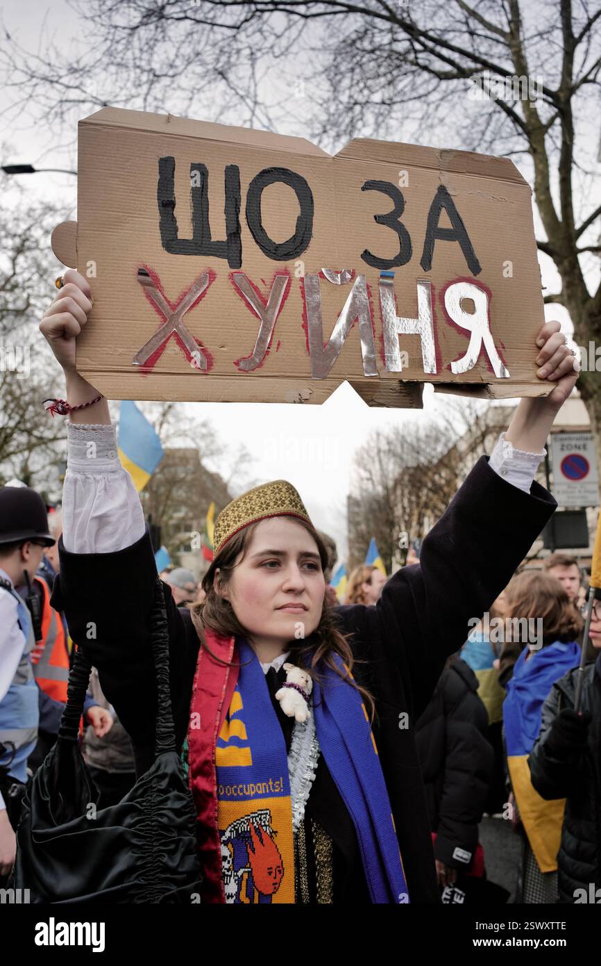 22 FEB 2025 London / UKAS der dritte Jahrestag des Ukraine-Russland-Krieges rückt näher am 24. Februar haben Tausende vor der russischen Botschaft protestiert. Alamy Live News / Aubrey Fagon Stockfoto