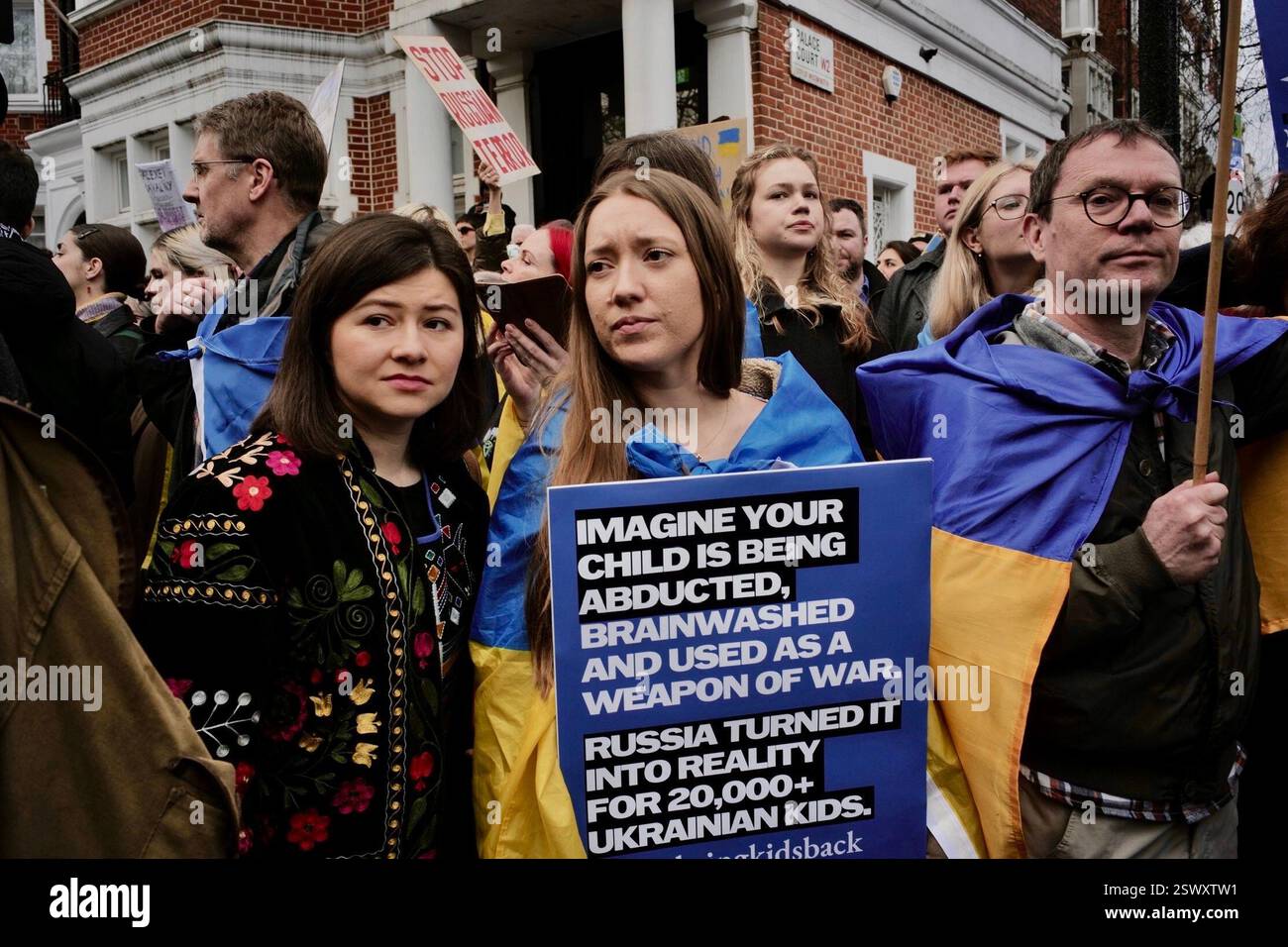 22 FEB 2025 London / UKAS der dritte Jahrestag des Ukraine-Russland-Krieges rückt näher am 24. Februar haben Tausende vor der russischen Botschaft protestiert. Alamy Live News / Aubrey Fagon Stockfoto
