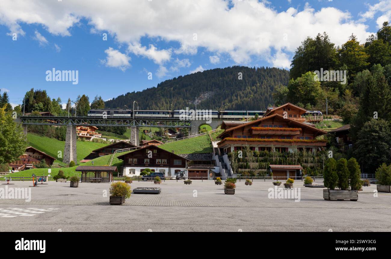 Der Swiss Golden Pass überquert das Viadukt in Gstaad, das von einer ...
