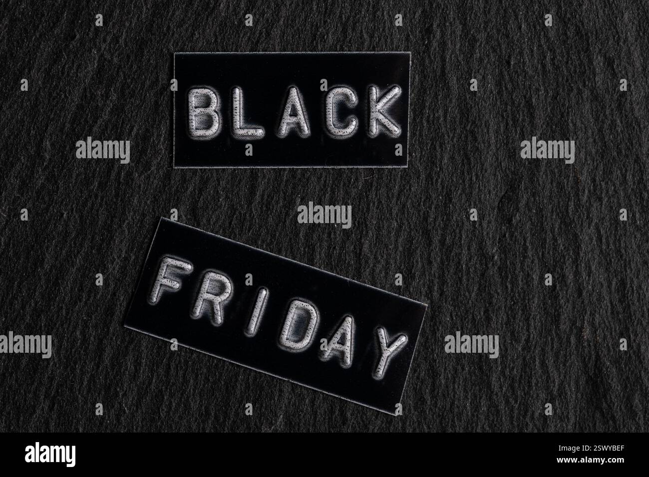 Schwarzer Freitag-Text auf schwarzem Hintergrund. Black Friday-Konzept. Draufsicht Stockfoto