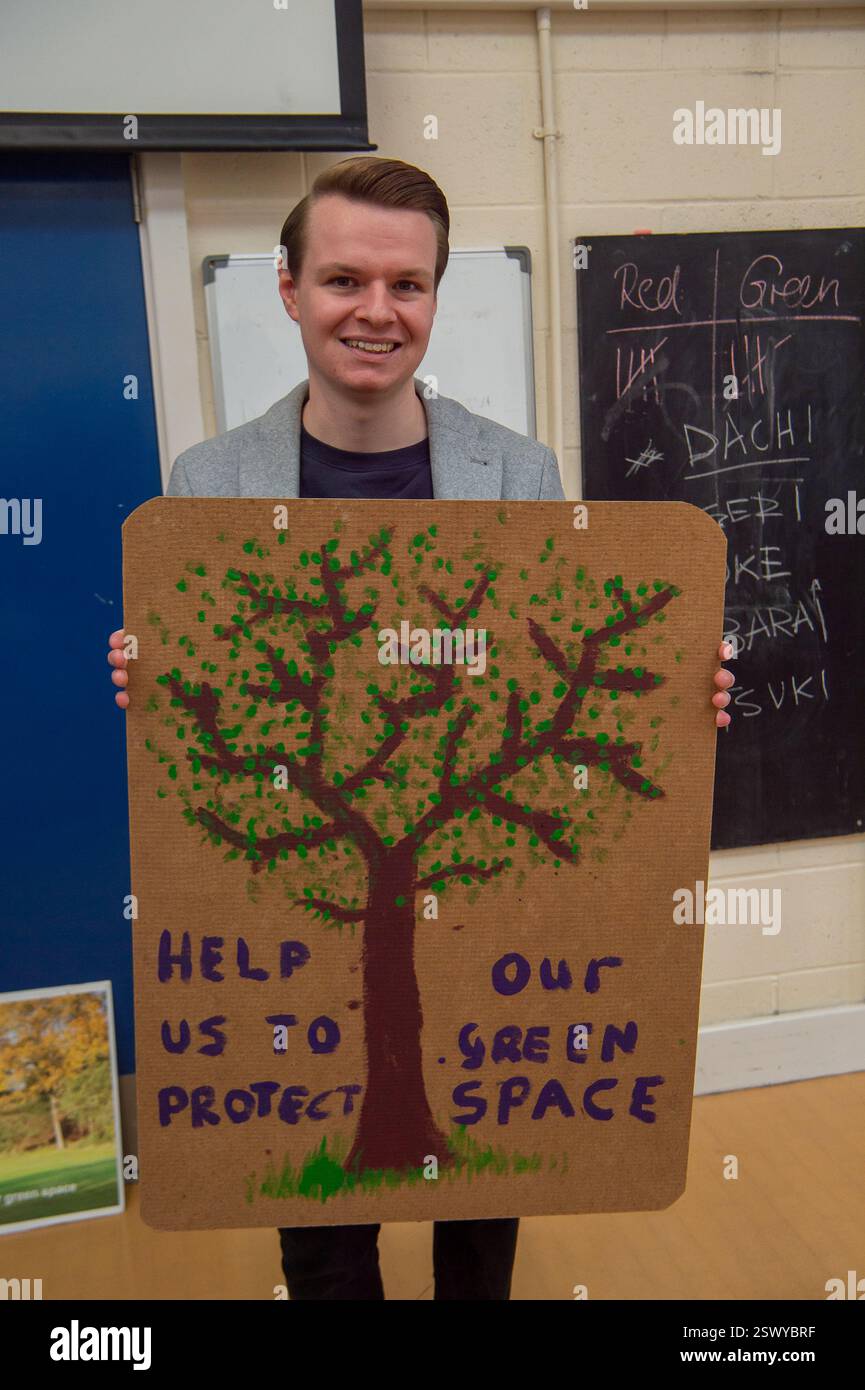 Maidenhead, Großbritannien. Februar 2025. Maidenhead Parlamentsabgeordneter Joshua Reynolds (im Bild) schloss sich heute den Einwohnern einer Community Consultation in Maidenhead, Berkshire, an, die Cala Homes plant, 1.500 Häuser auf dem Maidenhead Golf Club zu bauen. Anfang dieses Monats genehmigten die Stadträte des Royal Borough of Windsor & Maidenhead einstimmig die geplante Planungserlaubnis für Cala Homes, 1.500 Häuser auf dem Maidenhead Golf Course zu bauen, obwohl es ein Vermögenswert von gemeinschaftlichem Wert ist, der Lord Desborough den Menschen von Maidenhead überlassen hat. Die Entscheidung war ein großer Schlag für die Aktivisten von Maidenhead Great Park t Stockfoto