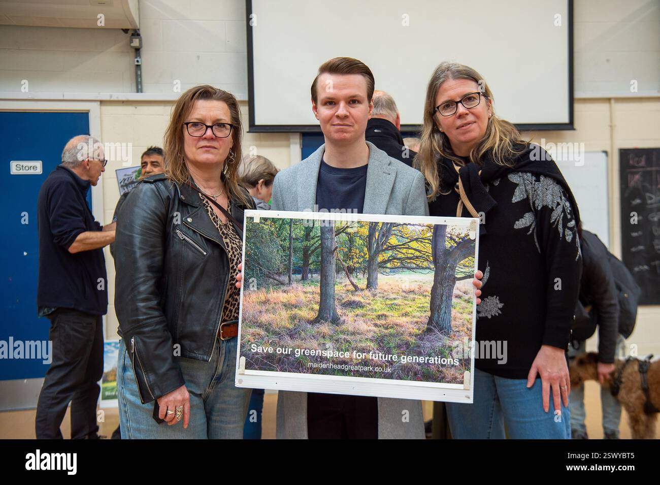 Maidenhead, Großbritannien. Februar 2025. Tina Quadrino (L) und Debbie Walker (R) von der Maidenhead Great Park Campaign mit dem Maidenhed Abgeordneten Joshua Reynolds bei einer Gemeinschaftsberatung in Maidenhead, Berkshire über Cala Homes plant den Bau von 1.500 Häusern auf dem Maidenhead Golf Club. Anfang dieses Monats genehmigten die Stadträte des Royal Borough of Windsor & Maidenhead einstimmig die geplante Planungserlaubnis für Cala Homes, 1.500 Häuser auf dem Maidenhead Golf Course zu bauen, obwohl es ein Vermögenswert von gemeinschaftlichem Wert ist, der Lord Desborough den Menschen von Maidenhead überlassen hat. Die Entscheidung war ein großer Schlag Stockfoto