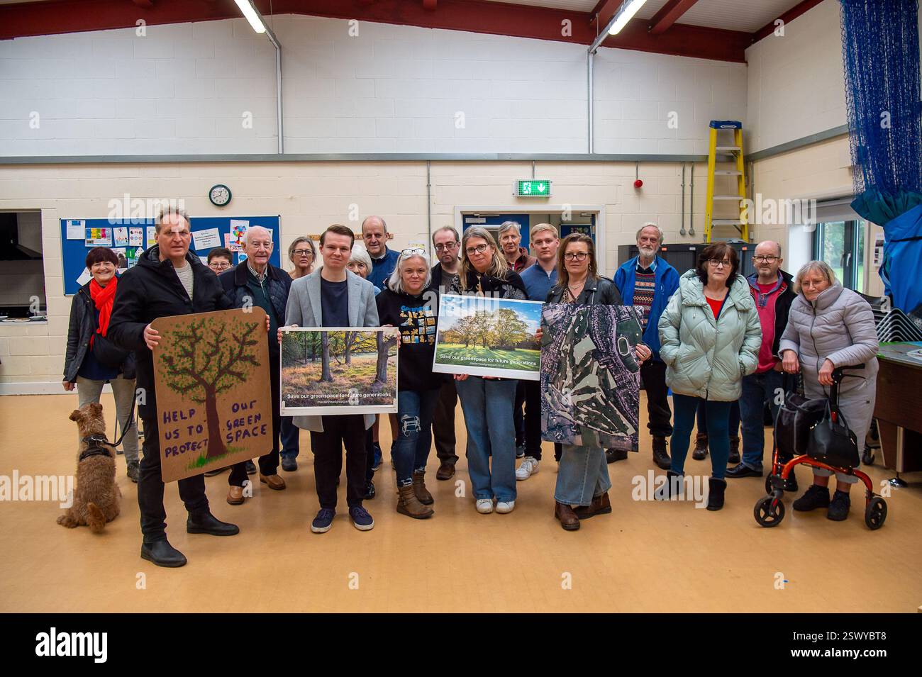 Maidenhead, Großbritannien. Februar 2025. Tina Quadrino (5. Front) und Debbie Walker (4. Front) von der Maidenhead Great Park Campaign mit Maidenhed Parlamentsabgeordneten Joshua Reynolds (2. Front) und Einwohnern bei einer Gemeinschaftsberatung in Maidenhead, Berkshire über Cala Homes plant, 1.500 Häuser im Maidenhead Golf Club zu bauen. Anfang dieses Monats genehmigten die Stadträte des Royal Borough of Windsor & Maidenhead einstimmig die geplante Planungserlaubnis für Cala Homes, 1.500 Häuser auf dem Maidenhead Golf Course zu bauen, obwohl es ein Gemeinschafts-Wert ist, der Lord de den Leuten von Maidenhead überlassen hat Stockfoto