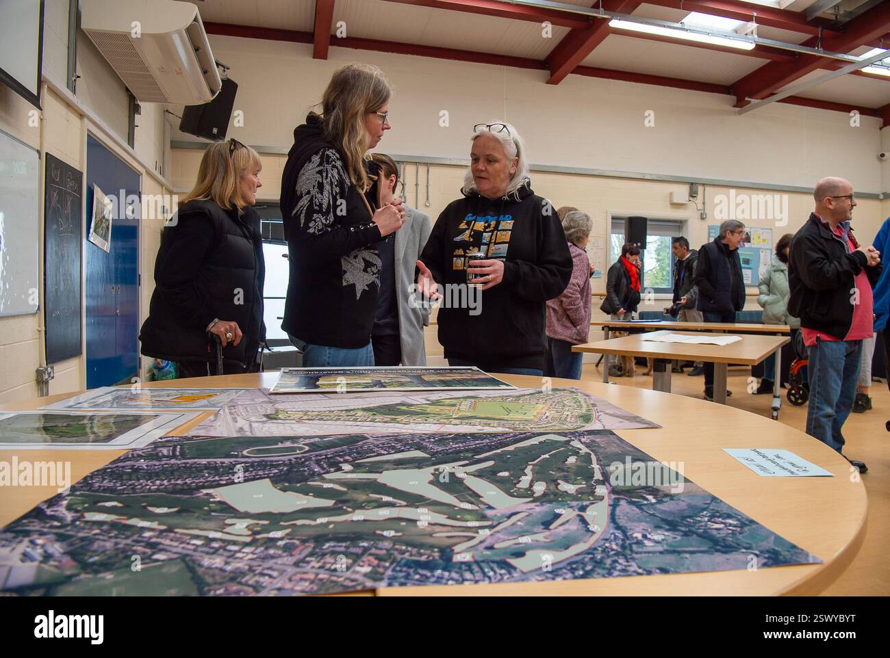 Maidenhead, Großbritannien. Februar 2025. Maidenhead Parlamentsabgeordneter Joshua Reynolds schloss sich heute den Einwohnern einer Community Consultation in Maidenhead, Berkshire, an, über Cala Homes plant, 1.500 Häuser im Maidenhead Golf Club zu bauen. Anfang dieses Monats genehmigten die Stadträte des Royal Borough of Windsor & Maidenhead einstimmig die geplante Planungserlaubnis für Cala Homes, 1.500 Häuser auf dem Maidenhead Golf Course zu bauen, obwohl es ein Vermögenswert von gemeinschaftlichem Wert ist, der Lord Desborough den Menschen von Maidenhead überlassen hat. Die Entscheidung war ein großer Schlag für die Aktivisten aus dem Maidenhead Great Park, die versuchen, sa zu erreichen Stockfoto