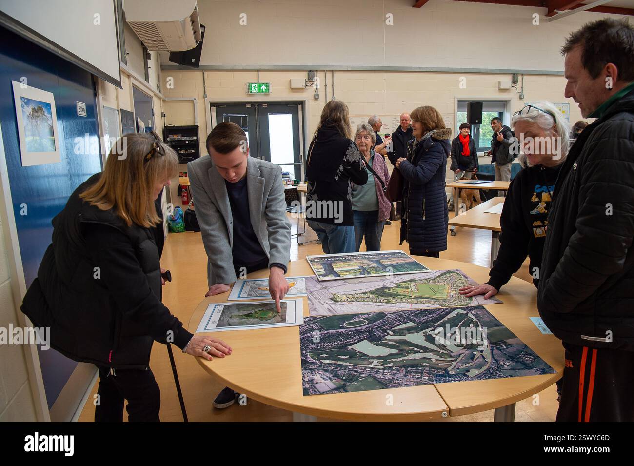 Maidenhead, Großbritannien. Februar 2025. Maidenhead Parlamentsabgeordneter Joshua Reynolds (2. L) schloss sich heute den Einwohnern einer Community Consultation in Maidenhead, Berkshire, an, die Cala Homes plant, 1.500 Häuser auf dem Maidenhead Golf Club zu bauen. Anfang dieses Monats genehmigten die Stadträte des Royal Borough of Windsor & Maidenhead einstimmig die geplante Planungserlaubnis für Cala Homes, 1.500 Häuser auf dem Maidenhead Golf Course zu bauen, obwohl es ein Vermögenswert von gemeinschaftlichem Wert ist, der Lord Desborough den Menschen von Maidenhead überlassen hat. Die Entscheidung war ein großer Schlag für die Aktivisten von Maidenhead Great Park TRY Stockfoto