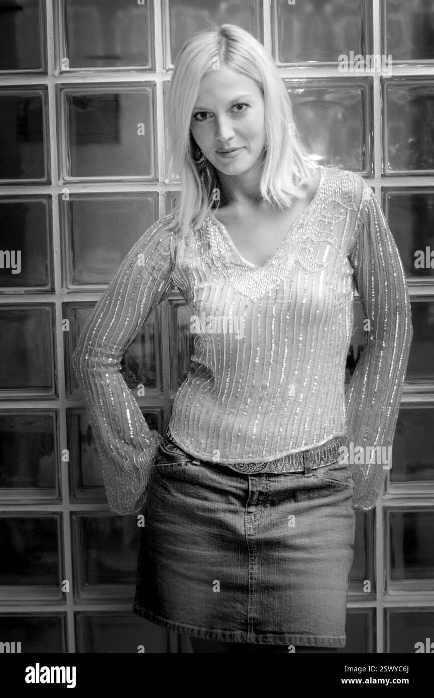 LIZ FULLER, WALISISCHES MODEL, TV-STAR, 2002: Liz Fuller bei einer Dreharbeiten der Musik-TV-Show Popfactory in Porth, Südwales, Großbritannien im Herbst 2002. Foto: Rob Watkins. Elizabeth Angela Fuller (* 30. Dezember 1975 in Walisisch) ist eine walisische Schauspielerin, Model und Titelträgerin von Beauty-Wettbewerben, die ursprünglich als Miss Great Britain 1996–97 bekannt war. Sie begann eine Karriere als Model und Fernsehmoderatorin. Stockfoto