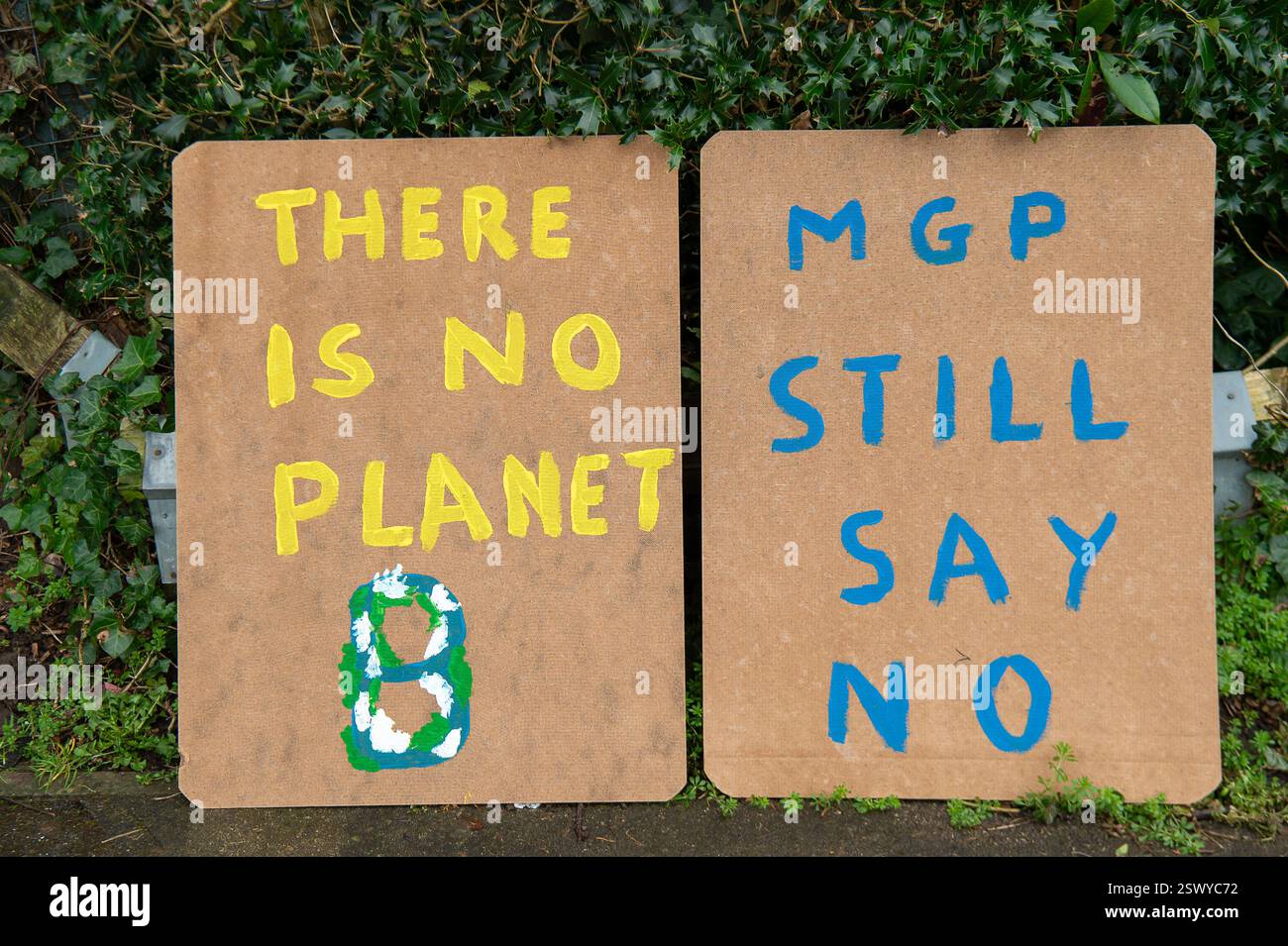 Maidenhead, Großbritannien. Februar 2025. Maidenhead Parlamentsabgeordneter Joshua Reynolds schloss sich heute den Einwohnern einer Community Consultation in Maidenhead, Berkshire, an, über Cala Homes plant, 1.500 Häuser im Maidenhead Golf Club zu bauen. Anfang dieses Monats genehmigten die Stadträte des Royal Borough of Windsor & Maidenhead einstimmig die geplante Planungserlaubnis für Cala Homes, 1.500 Häuser auf dem Maidenhead Golf Course zu bauen, obwohl es ein Vermögenswert von gemeinschaftlichem Wert ist, der Lord Desborough den Menschen von Maidenhead überlassen hat. Die Entscheidung war ein großer Schlag für die Aktivisten aus dem Maidenhead Great Park, die versuchen, sa zu erreichen Stockfoto