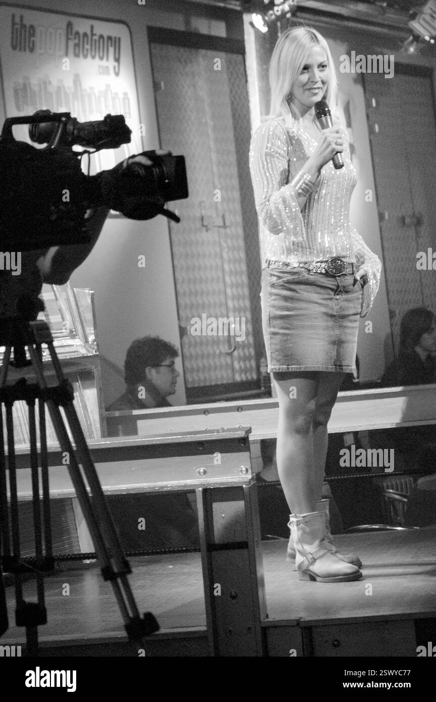 LIZ FULLER, WALISISCHES MODEL, TV-STAR, 2002: Liz Fuller bei einer Dreharbeiten der Musik-TV-Show Popfactory in Porth, Südwales, Großbritannien im Herbst 2002. Foto: Rob Watkins. Elizabeth Angela Fuller (* 30. Dezember 1975 in Walisisch) ist eine walisische Schauspielerin, Model und Titelträgerin von Beauty-Wettbewerben, die ursprünglich als Miss Great Britain 1996–97 bekannt war. Sie begann eine Karriere als Model und Fernsehmoderatorin. Stockfoto