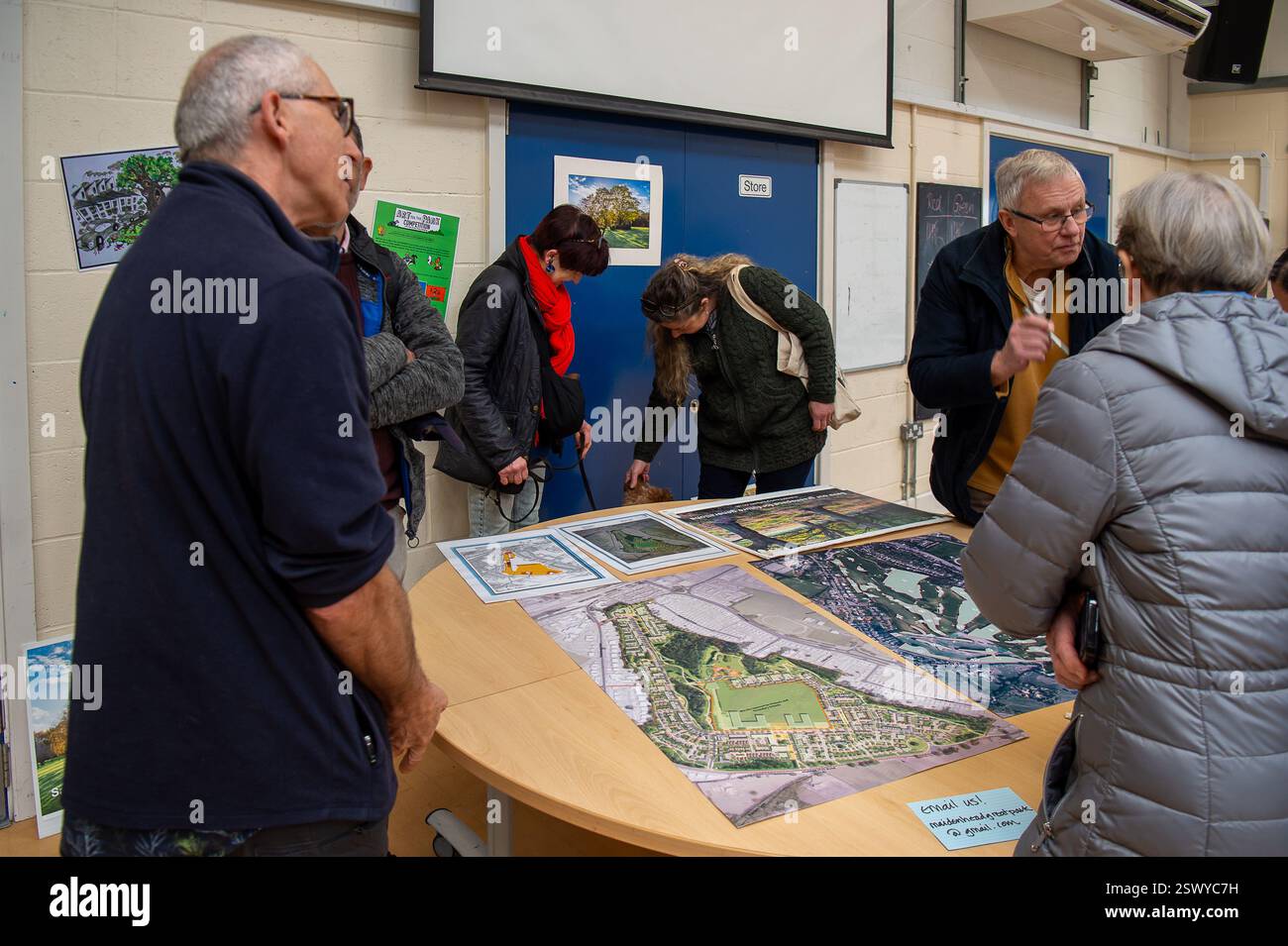 Maidenhead, Großbritannien. Februar 2025. Maidenhead Parlamentsabgeordneter Joshua Reynolds schloss sich heute den Einwohnern einer Community Consultation in Maidenhead, Berkshire, an, über Cala Homes plant, 1.500 Häuser im Maidenhead Golf Club zu bauen. Anfang dieses Monats genehmigten die Stadträte des Royal Borough of Windsor & Maidenhead einstimmig die geplante Planungserlaubnis für Cala Homes, 1.500 Häuser auf dem Maidenhead Golf Course zu bauen, obwohl es ein Vermögenswert von gemeinschaftlichem Wert ist, der Lord Desborough den Menschen von Maidenhead überlassen hat. Die Entscheidung war ein großer Schlag für die Aktivisten aus dem Maidenhead Great Park, die versuchen, sa zu erreichen Stockfoto