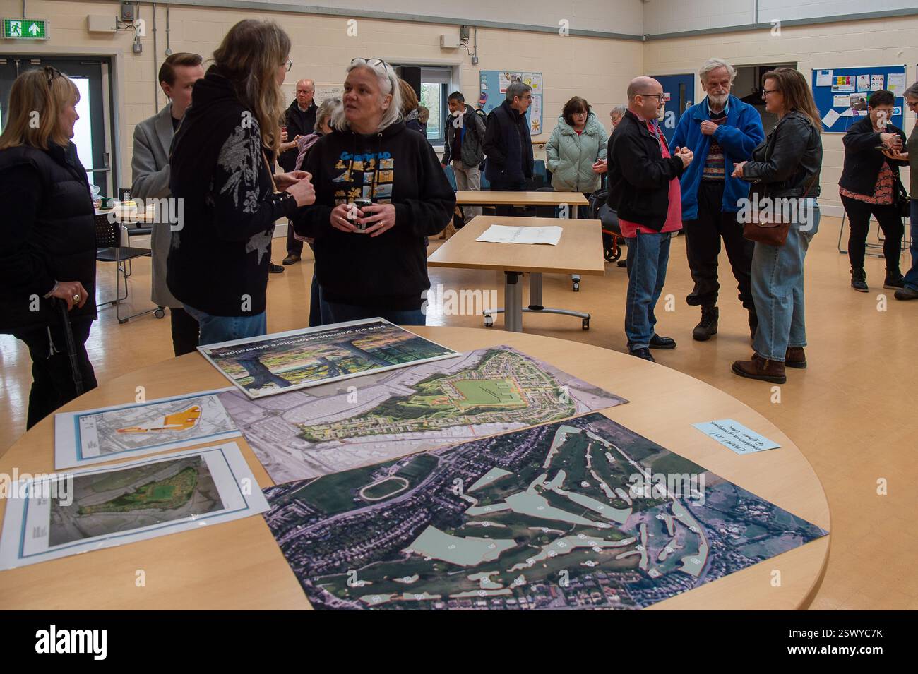 Maidenhead, Großbritannien. Februar 2025. Maidenhead Parlamentsabgeordneter Joshua Reynolds schloss sich heute den Einwohnern einer Community Consultation in Maidenhead, Berkshire, an, über Cala Homes plant, 1.500 Häuser im Maidenhead Golf Club zu bauen. Anfang dieses Monats genehmigten die Stadträte des Royal Borough of Windsor & Maidenhead einstimmig die geplante Planungserlaubnis für Cala Homes, 1.500 Häuser auf dem Maidenhead Golf Course zu bauen, obwohl es ein Vermögenswert von gemeinschaftlichem Wert ist, der Lord Desborough den Menschen von Maidenhead überlassen hat. Die Entscheidung war ein großer Schlag für die Aktivisten aus dem Maidenhead Great Park, die versuchen, sa zu erreichen Stockfoto