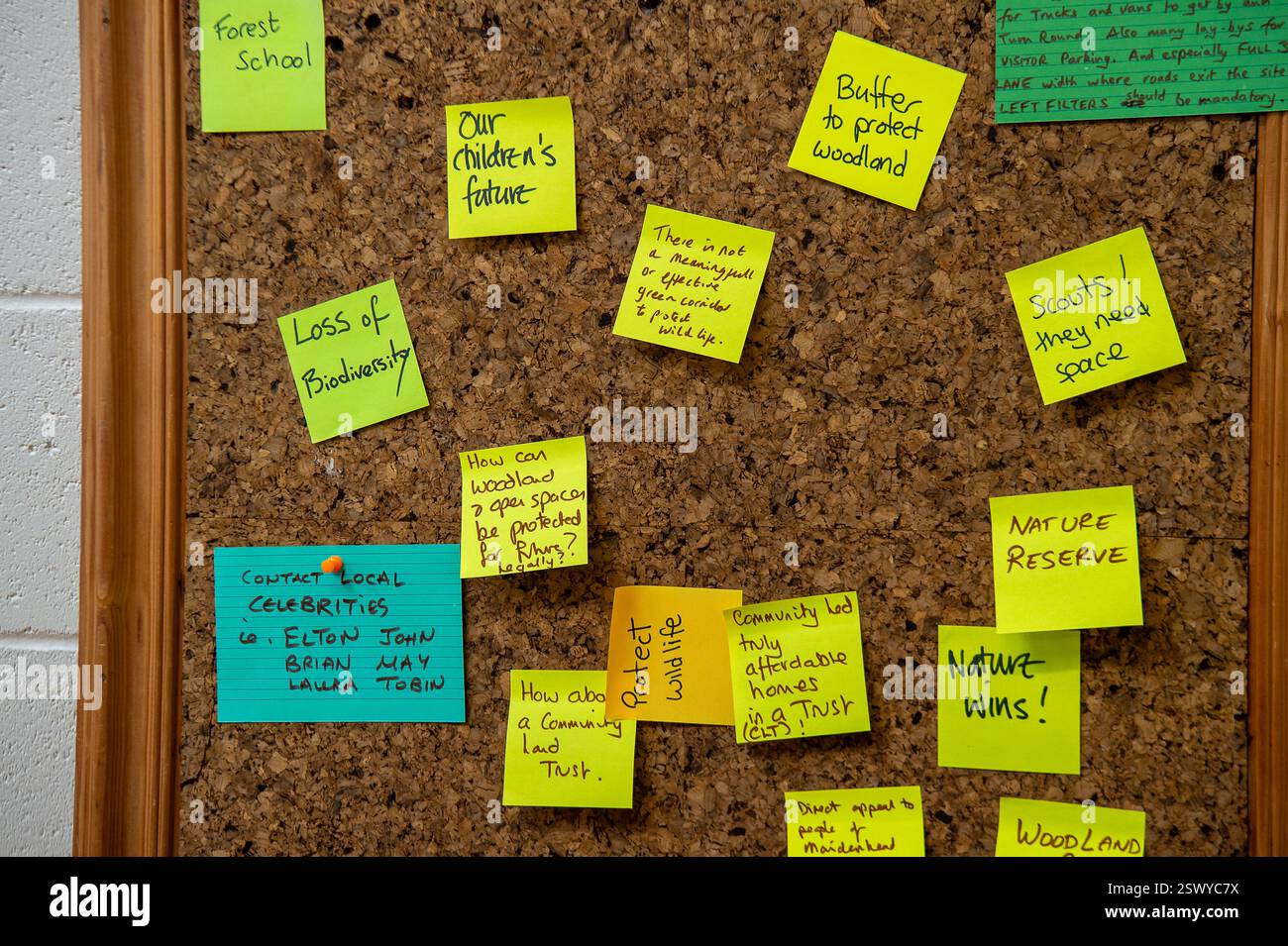 Maidenhead, Großbritannien. Februar 2025. Maidenhead Parlamentsabgeordneter Joshua Reynolds schloss sich heute den Einwohnern einer Community Consultation in Maidenhead, Berkshire, an, über Cala Homes plant, 1.500 Häuser im Maidenhead Golf Club zu bauen. Anfang dieses Monats genehmigten die Stadträte des Royal Borough of Windsor & Maidenhead einstimmig die geplante Planungserlaubnis für Cala Homes, 1.500 Häuser auf dem Maidenhead Golf Course zu bauen, obwohl es ein Vermögenswert von gemeinschaftlichem Wert ist, der Lord Desborough den Menschen von Maidenhead überlassen hat. Die Entscheidung war ein großer Schlag für die Aktivisten aus dem Maidenhead Great Park, die versuchen, sa zu erreichen Stockfoto