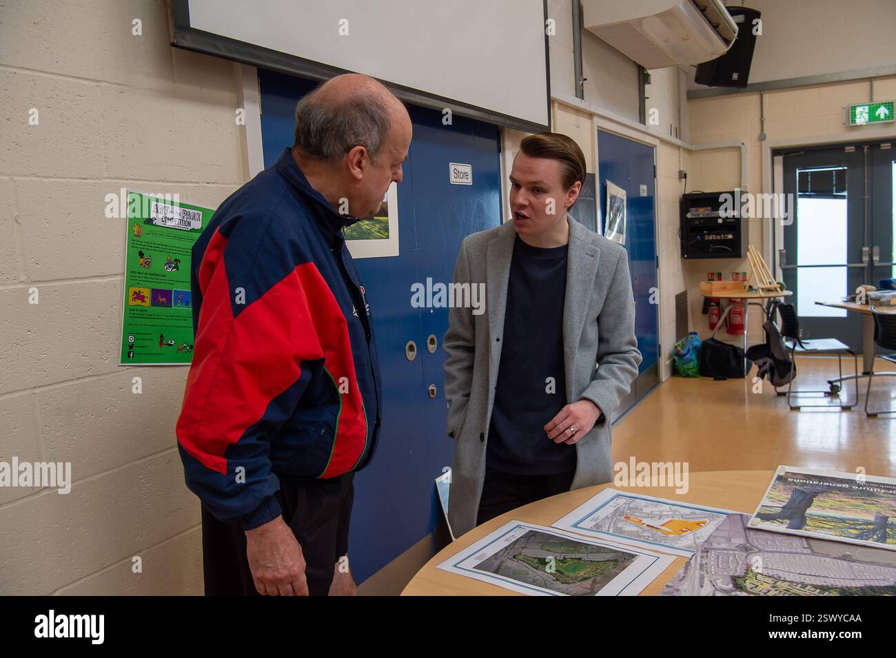 Maidenhead, Großbritannien. Februar 2025. Maidenhead Parlamentsabgeordneter Joshua Reynolds (2. L) schloss sich heute den Einwohnern einer Community Consultation in Maidenhead, Berkshire, an, die Cala Homes plant, 1.500 Häuser auf dem Maidenhead Golf Club zu bauen. Anfang dieses Monats genehmigten die Stadträte des Royal Borough of Windsor & Maidenhead einstimmig die geplante Planungserlaubnis für Cala Homes, 1.500 Häuser auf dem Maidenhead Golf Course zu bauen, obwohl es ein Vermögenswert von gemeinschaftlichem Wert ist, der Lord Desborough den Menschen von Maidenhead überlassen hat. Die Entscheidung war ein großer Schlag für die Aktivisten von Maidenhead Great Park TRY Stockfoto