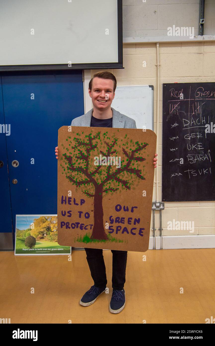 Maidenhead, Großbritannien. Februar 2025. Maidenhead Parlamentsabgeordneter Joshua Reynolds (im Bild) schloss sich heute den Einwohnern einer Community Consultation in Maidenhead, Berkshire, an, die Cala Homes plant, 1.500 Häuser auf dem Maidenhead Golf Club zu bauen. Anfang dieses Monats genehmigten die Stadträte des Royal Borough of Windsor & Maidenhead einstimmig die geplante Planungserlaubnis für Cala Homes, 1.500 Häuser auf dem Maidenhead Golf Course zu bauen, obwohl es ein Vermögenswert von gemeinschaftlichem Wert ist, der Lord Desborough den Menschen von Maidenhead überlassen hat. Die Entscheidung war ein großer Schlag für die Aktivisten von Maidenhead Great Park t Stockfoto