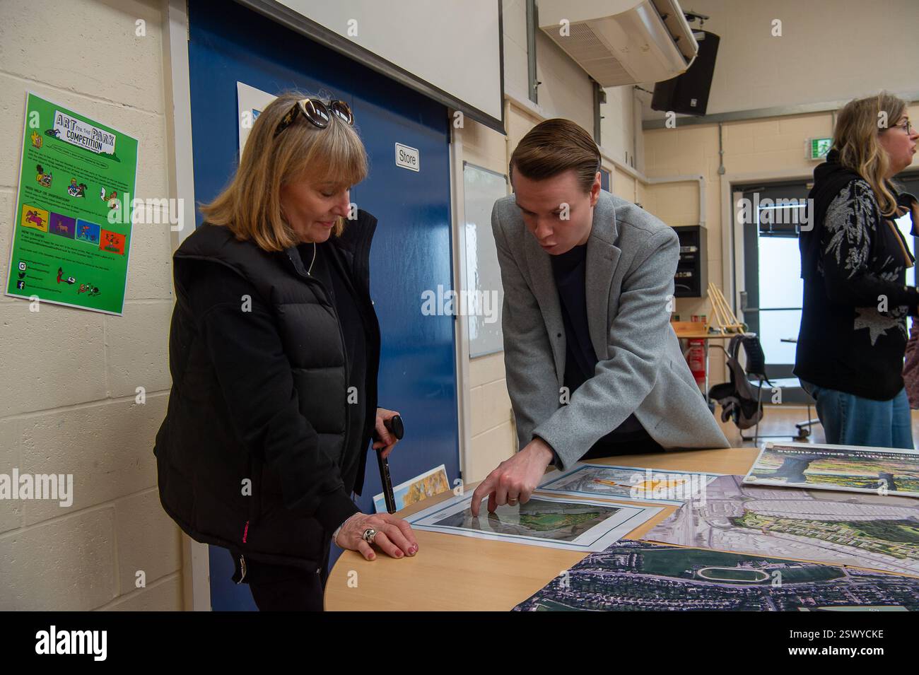 Maidenhead, Großbritannien. Februar 2025. Maidenhead Parlamentsabgeordneter Joshua Reynolds (2. L) schloss sich heute den Einwohnern einer Community Consultation in Maidenhead, Berkshire, an, die Cala Homes plant, 1.500 Häuser auf dem Maidenhead Golf Club zu bauen. Anfang dieses Monats genehmigten die Stadträte des Royal Borough of Windsor & Maidenhead einstimmig die geplante Planungserlaubnis für Cala Homes, 1.500 Häuser auf dem Maidenhead Golf Course zu bauen, obwohl es ein Vermögenswert von gemeinschaftlichem Wert ist, der Lord Desborough den Menschen von Maidenhead überlassen hat. Die Entscheidung war ein großer Schlag für die Aktivisten von Maidenhead Great Park TRY Stockfoto