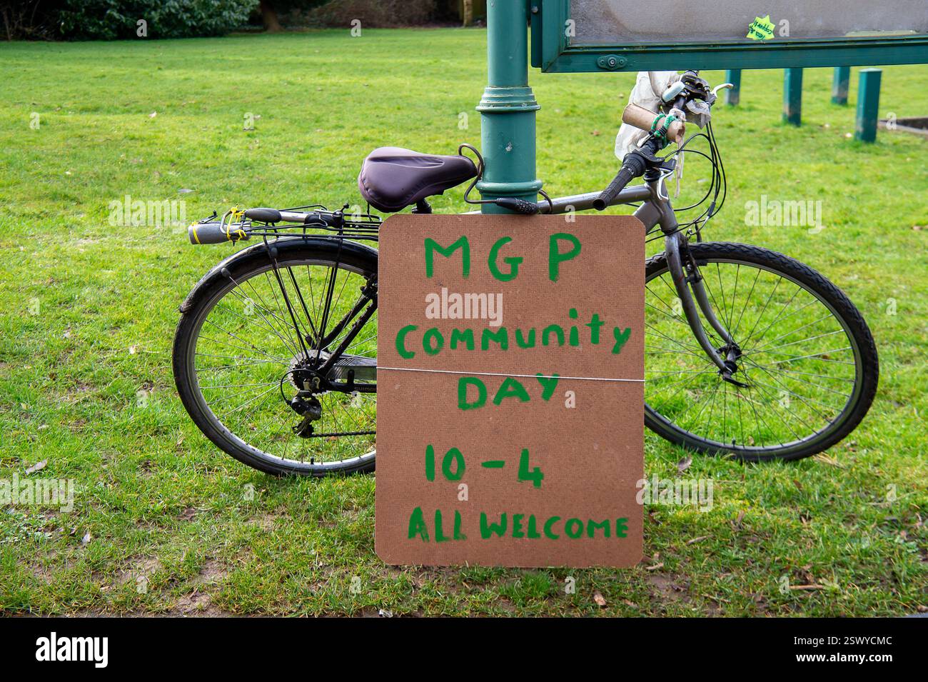 Maidenhead, Großbritannien. Februar 2025. Maidenhead Parlamentsabgeordneter Joshua Reynolds schloss sich heute den Einwohnern einer Community Consultation in Maidenhead, Berkshire, an, über Cala Homes plant, 1.500 Häuser im Maidenhead Golf Club zu bauen. Anfang dieses Monats genehmigten die Stadträte des Royal Borough of Windsor & Maidenhead einstimmig die geplante Planungserlaubnis für Cala Homes, 1.500 Häuser auf dem Maidenhead Golf Course zu bauen, obwohl es ein Vermögenswert von gemeinschaftlichem Wert ist, der Lord Desborough den Menschen von Maidenhead überlassen hat. Die Entscheidung war ein großer Schlag für die Aktivisten aus dem Maidenhead Great Park, die versuchen, sa zu erreichen Stockfoto