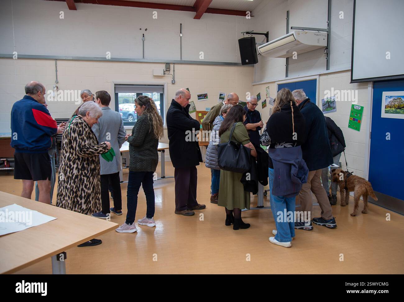 Maidenhead, Großbritannien. Februar 2025. Maidenhead Parlamentsabgeordneter Joshua Reynolds schloss sich heute den Einwohnern einer Community Consultation in Maidenhead, Berkshire, an, über Cala Homes plant, 1.500 Häuser im Maidenhead Golf Club zu bauen. Anfang dieses Monats genehmigten die Stadträte des Royal Borough of Windsor & Maidenhead einstimmig die geplante Planungserlaubnis für Cala Homes, 1.500 Häuser auf dem Maidenhead Golf Course zu bauen, obwohl es ein Vermögenswert von gemeinschaftlichem Wert ist, der Lord Desborough den Menschen von Maidenhead überlassen hat. Die Entscheidung war ein großer Schlag für die Aktivisten aus dem Maidenhead Great Park, die versuchen, sa zu erreichen Stockfoto