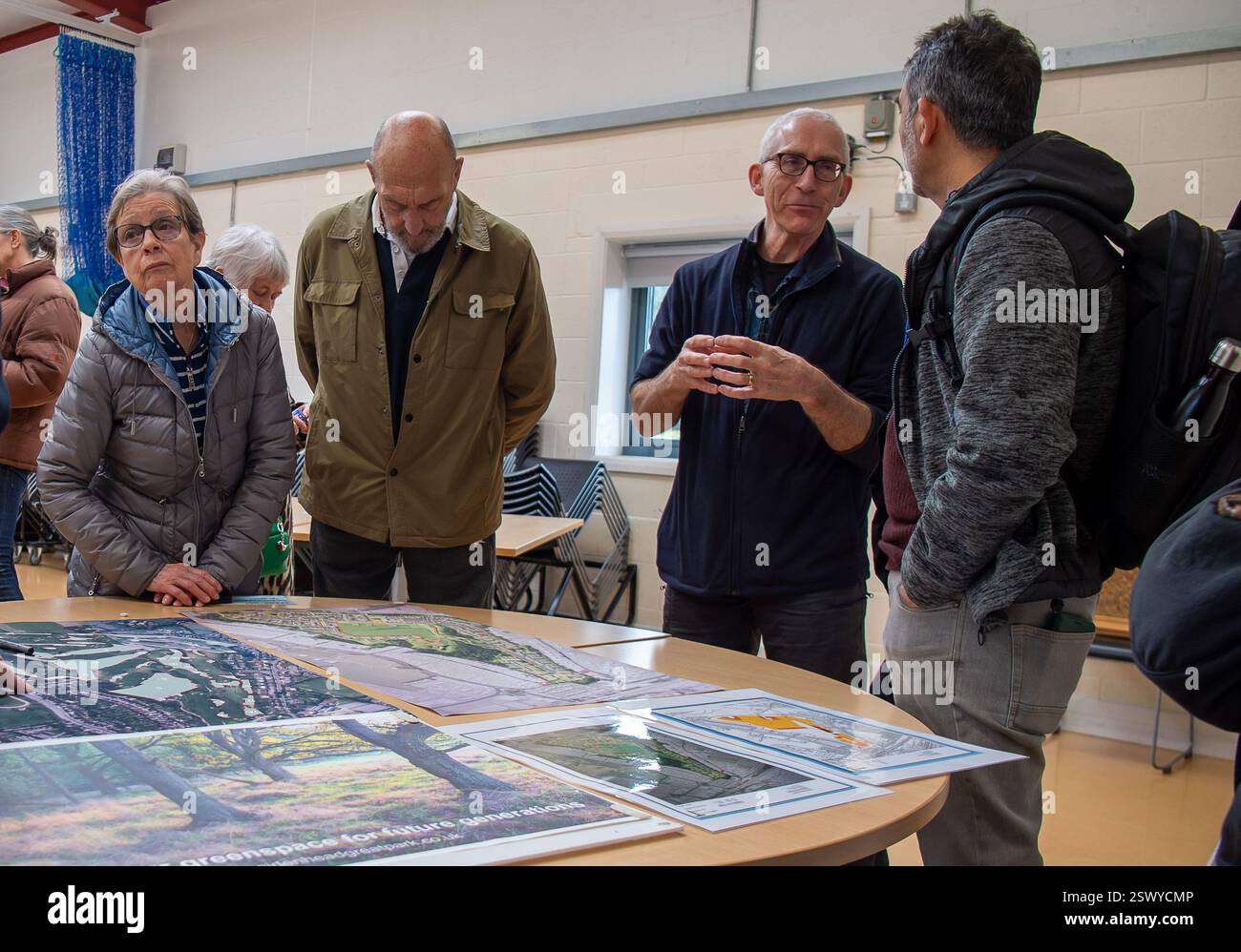 Maidenhead, Großbritannien. Februar 2025. Maidenhead Parlamentsabgeordneter Joshua Reynolds schloss sich heute den Einwohnern einer Community Consultation in Maidenhead, Berkshire, an, über Cala Homes plant, 1.500 Häuser im Maidenhead Golf Club zu bauen. Anfang dieses Monats genehmigten die Stadträte des Royal Borough of Windsor & Maidenhead einstimmig die geplante Planungserlaubnis für Cala Homes, 1.500 Häuser auf dem Maidenhead Golf Course zu bauen, obwohl es ein Vermögenswert von gemeinschaftlichem Wert ist, der Lord Desborough den Menschen von Maidenhead überlassen hat. Die Entscheidung war ein großer Schlag für die Aktivisten aus dem Maidenhead Great Park, die versuchen, sa zu erreichen Stockfoto