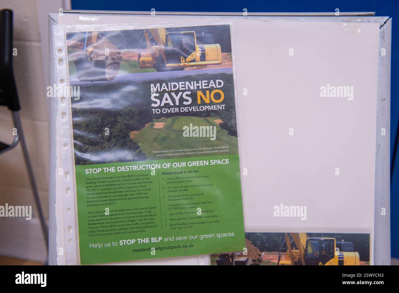 Maidenhead, Großbritannien. Februar 2025. Maidenhead Parlamentsabgeordneter Joshua Reynolds schloss sich heute den Einwohnern einer Community Consultation in Maidenhead, Berkshire, an, über Cala Homes plant, 1.500 Häuser im Maidenhead Golf Club zu bauen. Anfang dieses Monats genehmigten die Stadträte des Royal Borough of Windsor & Maidenhead einstimmig die geplante Planungserlaubnis für Cala Homes, 1.500 Häuser auf dem Maidenhead Golf Course zu bauen, obwohl es ein Vermögenswert von gemeinschaftlichem Wert ist, der Lord Desborough den Menschen von Maidenhead überlassen hat. Die Entscheidung war ein großer Schlag für die Aktivisten aus dem Maidenhead Great Park, die versuchen, sa zu erreichen Stockfoto