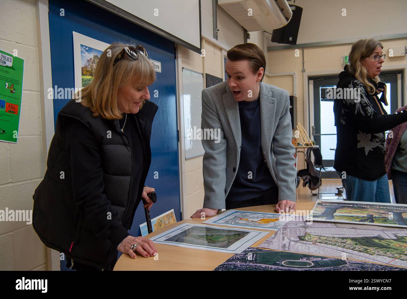 Maidenhead, Großbritannien. Februar 2025. Maidenhead Parlamentsabgeordneter Joshua Reynolds (2. L) schloss sich heute den Einwohnern einer Community Consultation in Maidenhead, Berkshire, an, die Cala Homes plant, 1.500 Häuser auf dem Maidenhead Golf Club zu bauen. Anfang dieses Monats genehmigten die Stadträte des Royal Borough of Windsor & Maidenhead einstimmig die geplante Planungserlaubnis für Cala Homes, 1.500 Häuser auf dem Maidenhead Golf Course zu bauen, obwohl es ein Vermögenswert von gemeinschaftlichem Wert ist, der Lord Desborough den Menschen von Maidenhead überlassen hat. Die Entscheidung war ein großer Schlag für die Aktivisten von Maidenhead Great Park TRY Stockfoto