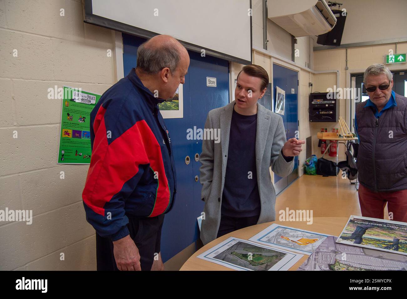 Maidenhead, Großbritannien. Februar 2025. Maidenhead Parlamentsabgeordneter Joshua Reynolds (2. L) schloss sich heute den Einwohnern einer Community Consultation in Maidenhead, Berkshire, an, die Cala Homes plant, 1.500 Häuser auf dem Maidenhead Golf Club zu bauen. Anfang dieses Monats genehmigten die Stadträte des Royal Borough of Windsor & Maidenhead einstimmig die geplante Planungserlaubnis für Cala Homes, 1.500 Häuser auf dem Maidenhead Golf Course zu bauen, obwohl es ein Vermögenswert von gemeinschaftlichem Wert ist, der Lord Desborough den Menschen von Maidenhead überlassen hat. Die Entscheidung war ein großer Schlag für die Aktivisten von Maidenhead Great Park TRY Stockfoto