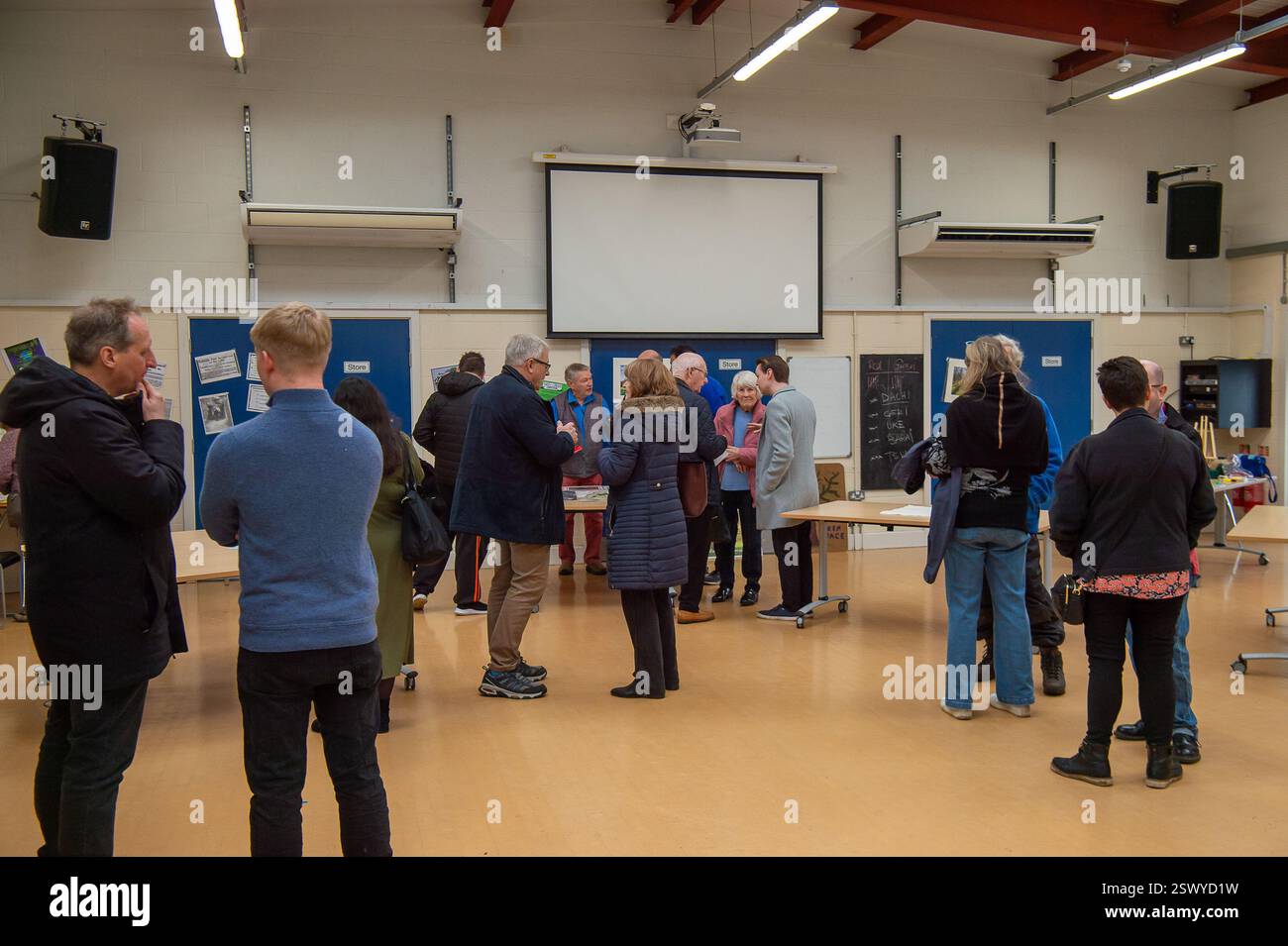 Maidenhead, Großbritannien. Februar 2025. Maidenhead Parlamentsabgeordneter Joshua Reynolds schloss sich heute den Einwohnern einer Community Consultation in Maidenhead, Berkshire, an, über Cala Homes plant, 1.500 Häuser im Maidenhead Golf Club zu bauen. Anfang dieses Monats genehmigten die Stadträte des Royal Borough of Windsor & Maidenhead einstimmig die geplante Planungserlaubnis für Cala Homes, 1.500 Häuser auf dem Maidenhead Golf Course zu bauen, obwohl es ein Vermögenswert von gemeinschaftlichem Wert ist, der Lord Desborough den Menschen von Maidenhead überlassen hat. Die Entscheidung war ein großer Schlag für die Aktivisten aus dem Maidenhead Great Park, die versuchen, sa zu erreichen Stockfoto