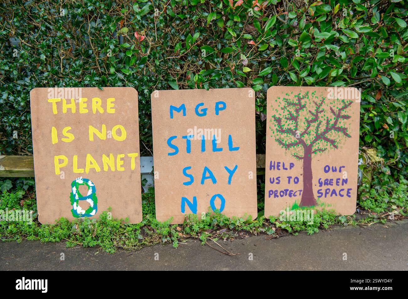 Maidenhead, Großbritannien. Februar 2025. Maidenhead Parlamentsabgeordneter Joshua Reynolds schloss sich heute den Einwohnern einer Community Consultation in Maidenhead, Berkshire, an, über Cala Homes plant, 1.500 Häuser im Maidenhead Golf Club zu bauen. Anfang dieses Monats genehmigten die Stadträte des Royal Borough of Windsor & Maidenhead einstimmig die geplante Planungserlaubnis für Cala Homes, 1.500 Häuser auf dem Maidenhead Golf Course zu bauen, obwohl es ein Vermögenswert von gemeinschaftlichem Wert ist, der Lord Desborough den Menschen von Maidenhead überlassen hat. Die Entscheidung war ein großer Schlag für die Aktivisten aus dem Maidenhead Great Park, die versuchen, sa zu erreichen Stockfoto