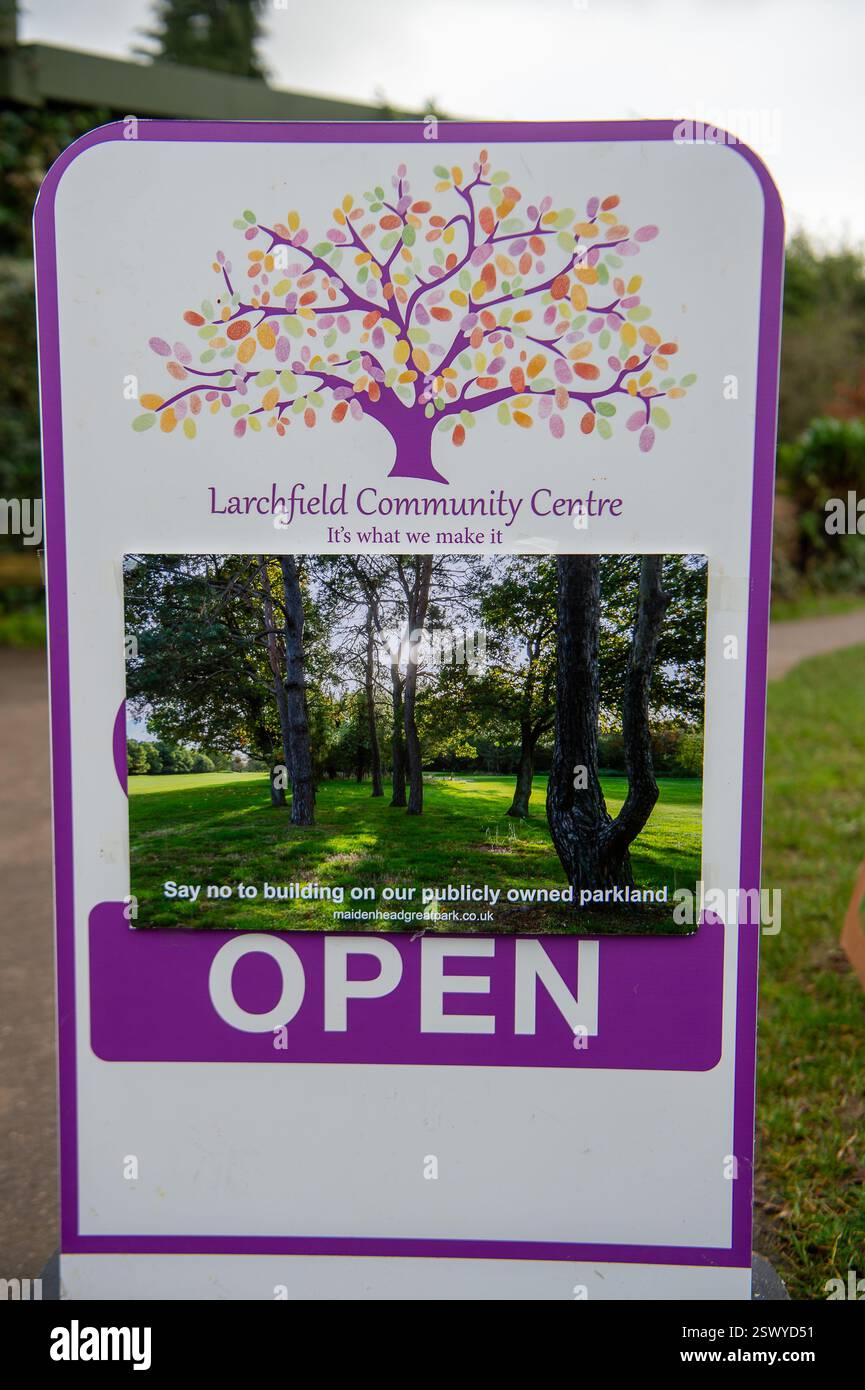 Maidenhead, Großbritannien. Februar 2025. Maidenhead Parlamentsabgeordneter Joshua Reynolds schloss sich heute den Einwohnern einer Community Consultation in Maidenhead, Berkshire, an, über Cala Homes plant, 1.500 Häuser im Maidenhead Golf Club zu bauen. Anfang dieses Monats genehmigten die Stadträte des Royal Borough of Windsor & Maidenhead einstimmig die geplante Planungserlaubnis für Cala Homes, 1.500 Häuser auf dem Maidenhead Golf Course zu bauen, obwohl es ein Vermögenswert von gemeinschaftlichem Wert ist, der Lord Desborough den Menschen von Maidenhead überlassen hat. Die Entscheidung war ein großer Schlag für die Aktivisten aus dem Maidenhead Great Park, die versuchen, sa zu erreichen Stockfoto