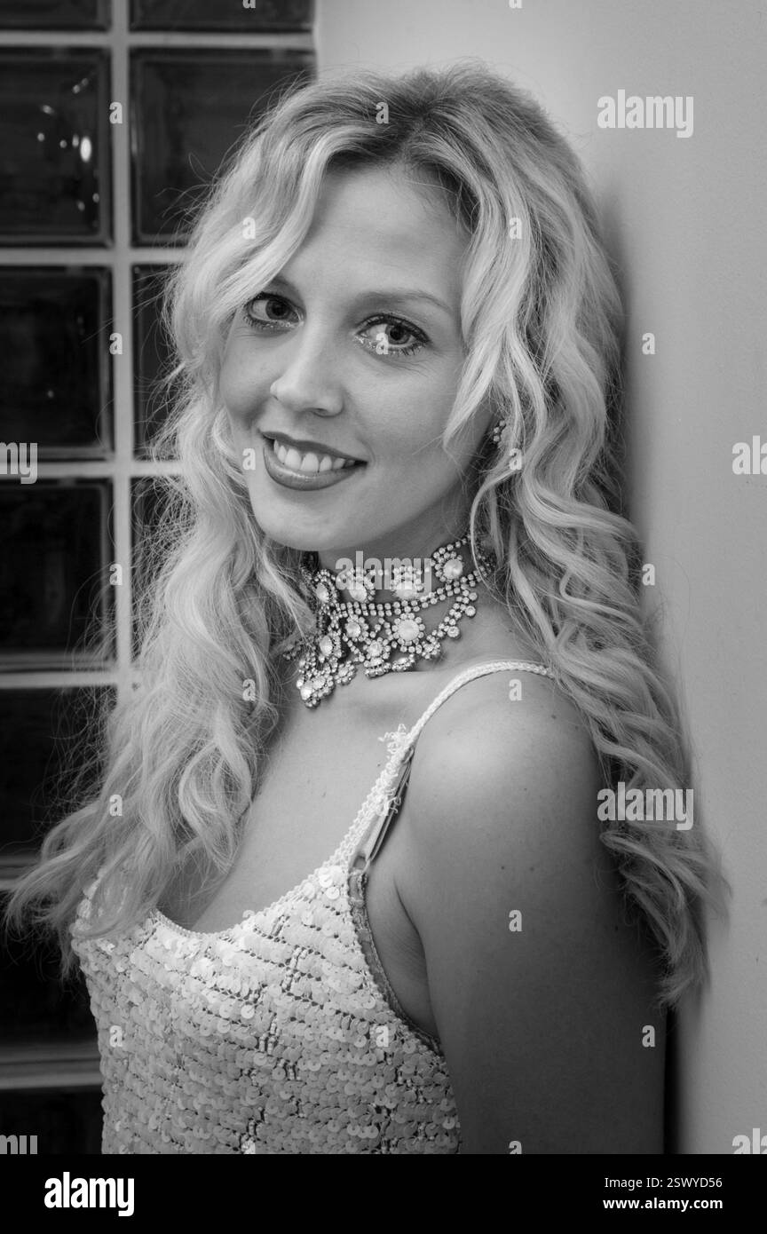 LIZ FULLER, WALISISCHES MODEL, TV-STAR, 2002: Liz Fuller bei einer Dreharbeiten der Musik-TV-Show Popfactory in Porth, Südwales, Großbritannien im Herbst 2002. Foto: Rob Watkins. Elizabeth Angela Fuller (* 30. Dezember 1975 in Walisisch) ist eine walisische Schauspielerin, Model und Titelträgerin von Beauty-Wettbewerben, die ursprünglich als Miss Great Britain 1996–97 bekannt war. Sie begann eine Karriere als Model und Fernsehmoderatorin. Stockfoto