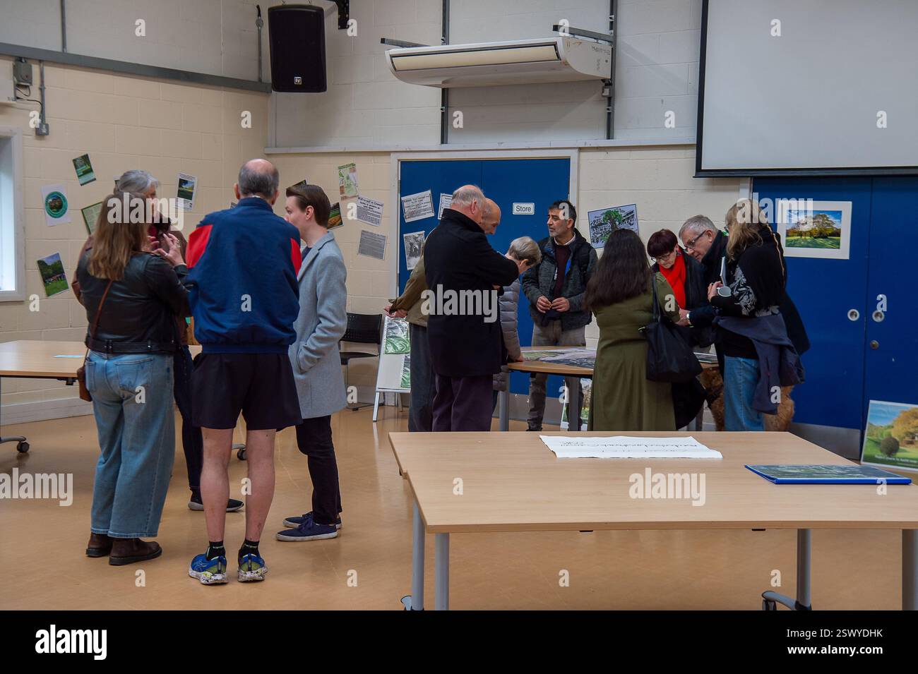 Maidenhead, Großbritannien. Februar 2025. Maidenhead Parlamentsabgeordneter Joshua Reynolds schloss sich heute den Einwohnern einer Community Consultation in Maidenhead, Berkshire, an, über Cala Homes plant, 1.500 Häuser im Maidenhead Golf Club zu bauen. Anfang dieses Monats genehmigten die Stadträte des Royal Borough of Windsor & Maidenhead einstimmig die geplante Planungserlaubnis für Cala Homes, 1.500 Häuser auf dem Maidenhead Golf Course zu bauen, obwohl es ein Vermögenswert von gemeinschaftlichem Wert ist, der Lord Desborough den Menschen von Maidenhead überlassen hat. Die Entscheidung war ein großer Schlag für die Aktivisten aus dem Maidenhead Great Park, die versuchen, sa zu erreichen Stockfoto
