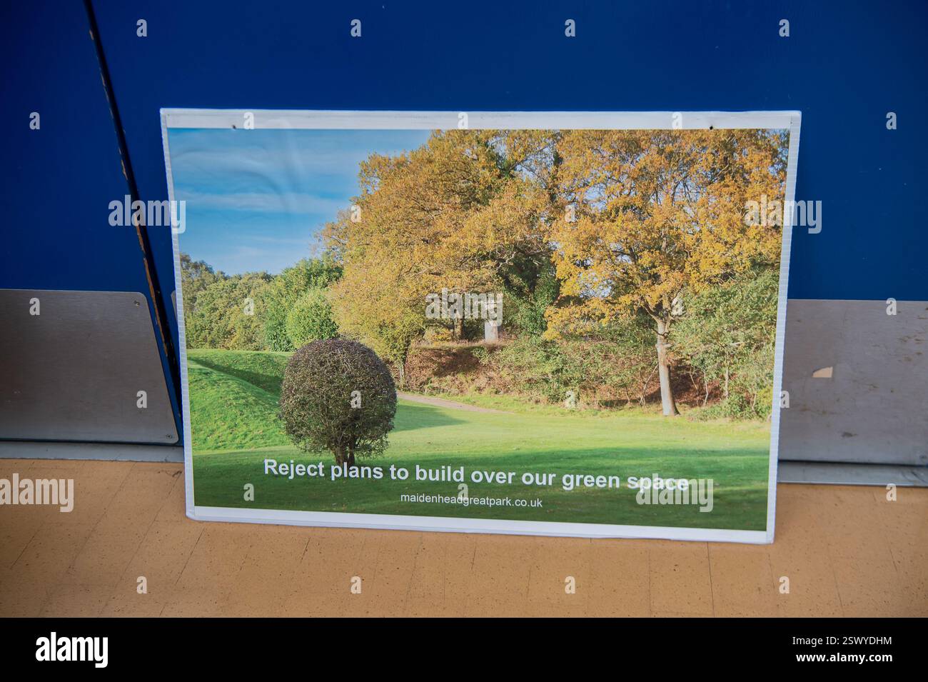 Maidenhead, Großbritannien. Februar 2025. Maidenhead Parlamentsabgeordneter Joshua Reynolds schloss sich heute den Einwohnern einer Community Consultation in Maidenhead, Berkshire, an, über Cala Homes plant, 1.500 Häuser im Maidenhead Golf Club zu bauen. Anfang dieses Monats genehmigten die Stadträte des Royal Borough of Windsor & Maidenhead einstimmig die geplante Planungserlaubnis für Cala Homes, 1.500 Häuser auf dem Maidenhead Golf Course zu bauen, obwohl es ein Vermögenswert von gemeinschaftlichem Wert ist, der Lord Desborough den Menschen von Maidenhead überlassen hat. Die Entscheidung war ein großer Schlag für die Aktivisten aus dem Maidenhead Great Park, die versuchen, sa zu erreichen Stockfoto