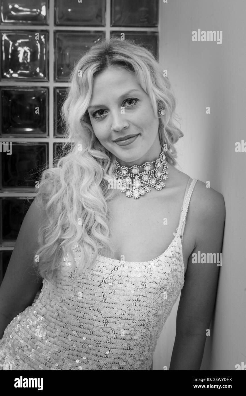 LIZ FULLER, WALISISCHES MODEL, TV-STAR, 2002: Liz Fuller bei einer Dreharbeiten der Musik-TV-Show Popfactory in Porth, Südwales, Großbritannien im Herbst 2002. Foto: Rob Watkins. Elizabeth Angela Fuller (* 30. Dezember 1975 in Walisisch) ist eine walisische Schauspielerin, Model und Titelträgerin von Beauty-Wettbewerben, die ursprünglich als Miss Great Britain 1996–97 bekannt war. Sie begann eine Karriere als Model und Fernsehmoderatorin. Stockfoto