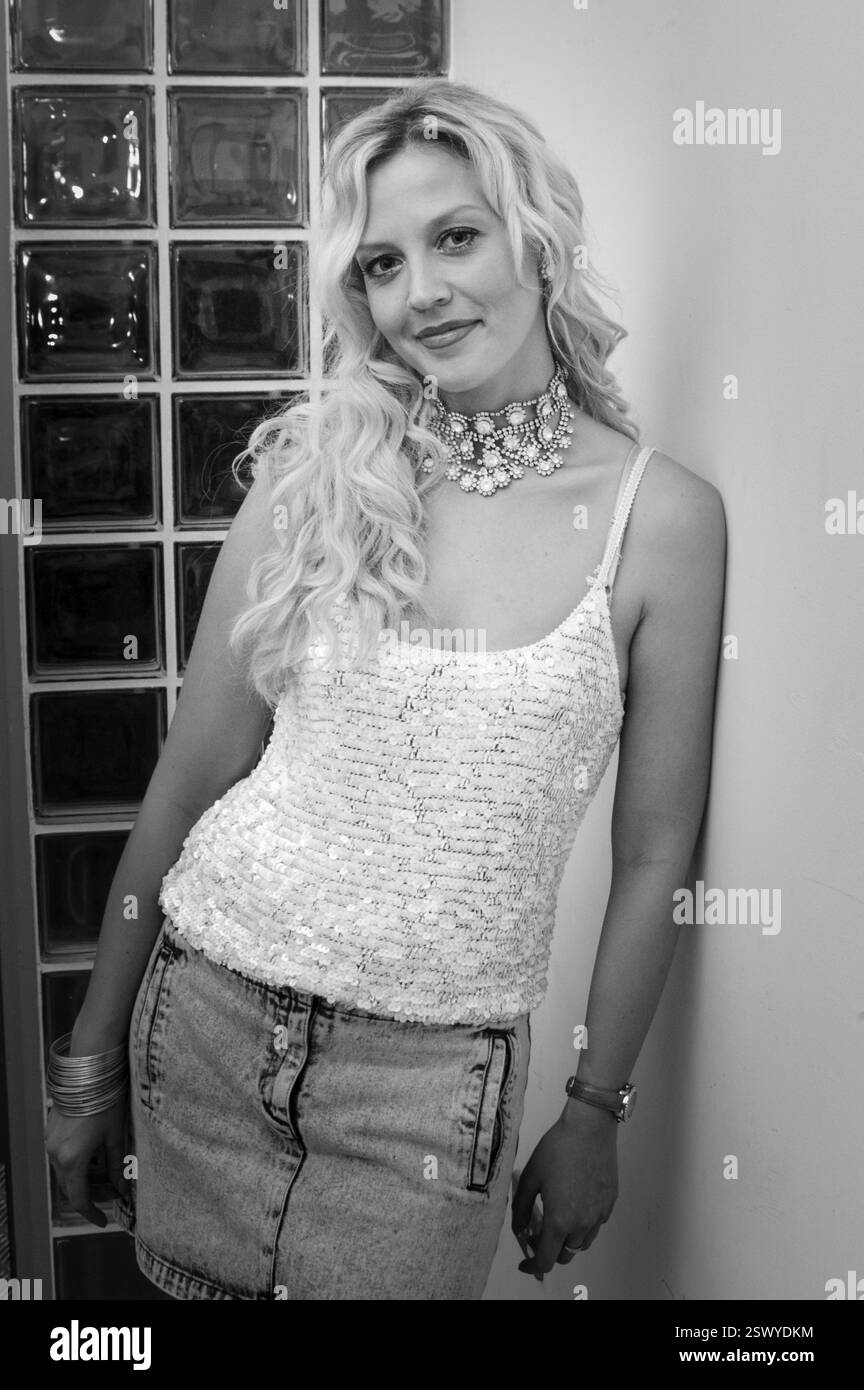 LIZ FULLER, WALISISCHES MODEL, TV-STAR, 2002: Liz Fuller bei einer Dreharbeiten der Musik-TV-Show Popfactory in Porth, Südwales, Großbritannien im Herbst 2002. Foto: Rob Watkins. Elizabeth Angela Fuller (* 30. Dezember 1975 in Walisisch) ist eine walisische Schauspielerin, Model und Titelträgerin von Beauty-Wettbewerben, die ursprünglich als Miss Great Britain 1996–97 bekannt war. Sie begann eine Karriere als Model und Fernsehmoderatorin. Stockfoto
