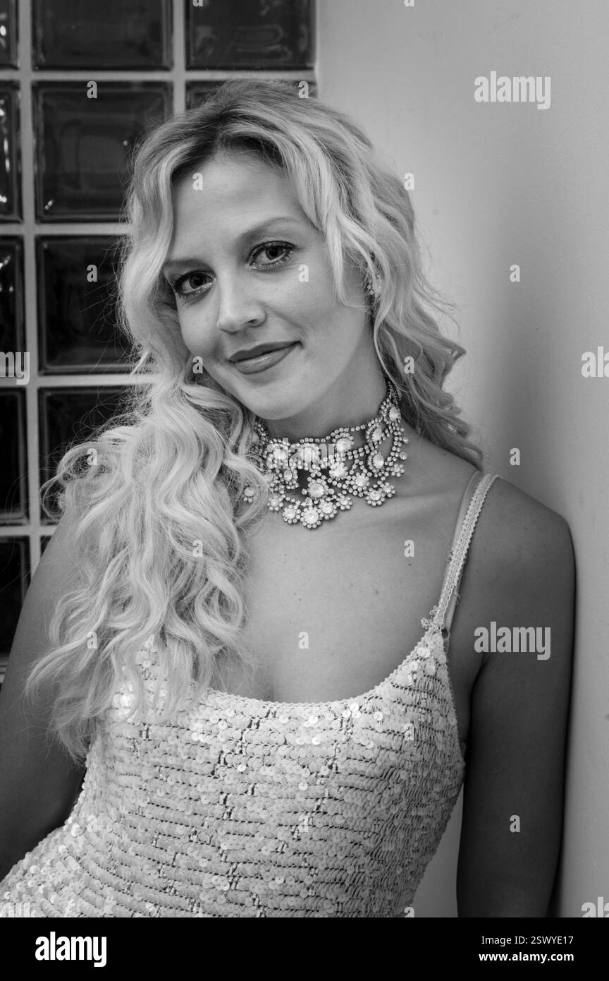 LIZ FULLER, WALISISCHES MODEL, TV-STAR, 2002: Liz Fuller bei einer Dreharbeiten der Musik-TV-Show Popfactory in Porth, Südwales, Großbritannien im Herbst 2002. Foto: Rob Watkins. Elizabeth Angela Fuller (* 30. Dezember 1975 in Walisisch) ist eine walisische Schauspielerin, Model und Titelträgerin von Beauty-Wettbewerben, die ursprünglich als Miss Great Britain 1996–97 bekannt war. Sie begann eine Karriere als Model und Fernsehmoderatorin. Stockfoto