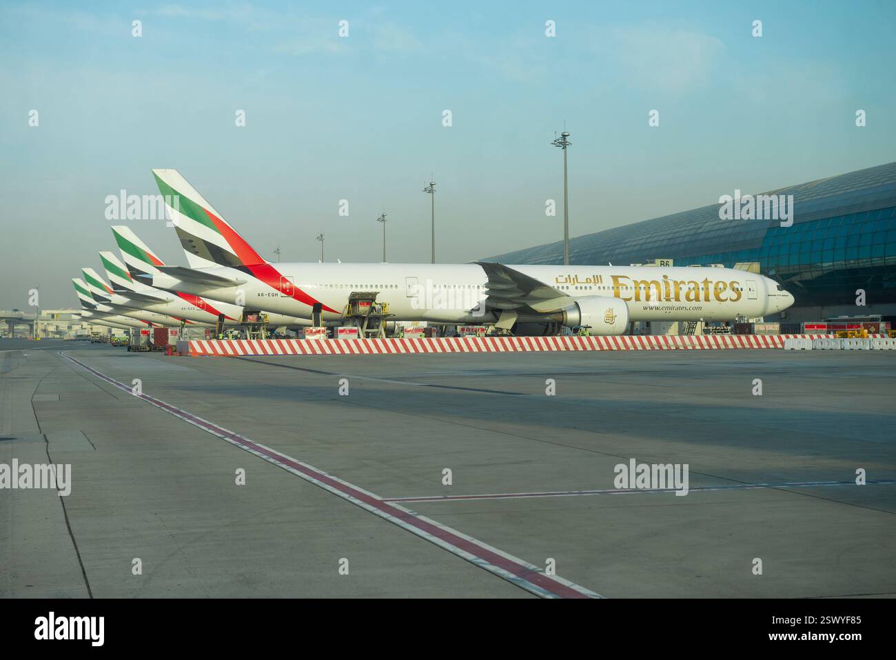 DUBAI, VAE - 02. FEBRUAR 2020: Flugzeug Boeing 777-300 am Gebäude des internationalen Flughafens Dubai Stockfoto