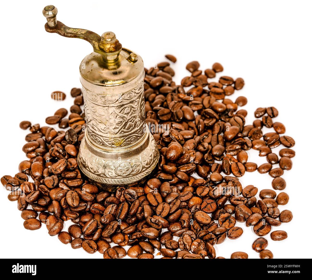 Glas Sanduhr mit schwarzem Sand umgeben von gerösteten Kaffeebohnen auf weißem Hintergrund Stockfoto