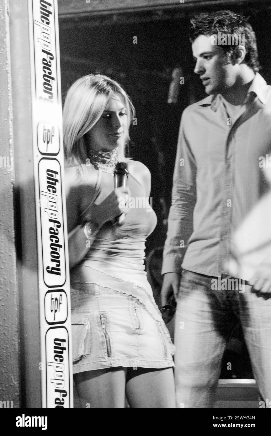 Die walisischen Stars SARRA ELGAN und STEVE JONES, die TV-Moderatoren der musc TV-Show The Pop Factory in Porth, South Wales, Großbritannien während der Frühjahrs-Serie 2003. Foto: Rob Watkins. INFO: The Pop Factory war eine walisische TV-Musikshow, die in den frühen 2000er Jahren ausgestrahlt wurde und Live-Auftritte, Interviews und Features von aufstrebenden und etablierten Künstlern zeigte. Gedreht in einer umgebauten Softdrinks-Fabrik in Porth, Wales, wurde es zu einer wichtigen Plattform für walisische Musik und Unterhaltung. Stockfoto