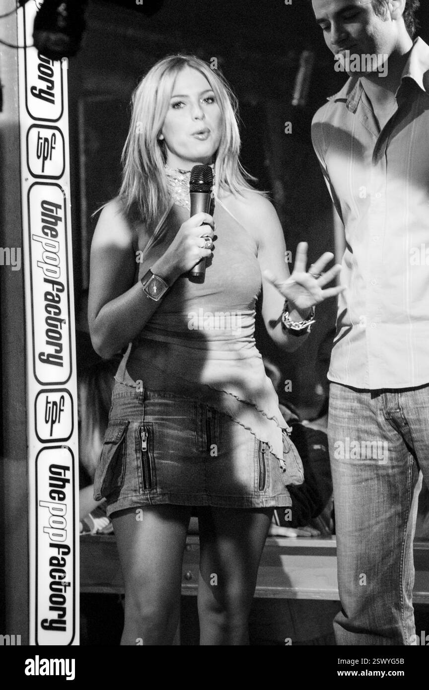 Die walisischen Stars SARRA ELGAN und STEVE JONES, die TV-Moderatoren der musc TV-Show The Pop Factory in Porth, South Wales, Großbritannien während der Frühjahrs-Serie 2003. Foto: Rob Watkins. INFO: The Pop Factory war eine walisische TV-Musikshow, die in den frühen 2000er Jahren ausgestrahlt wurde und Live-Auftritte, Interviews und Features von aufstrebenden und etablierten Künstlern zeigte. Gedreht in einer umgebauten Softdrinks-Fabrik in Porth, Wales, wurde es zu einer wichtigen Plattform für walisische Musik und Unterhaltung. Stockfoto