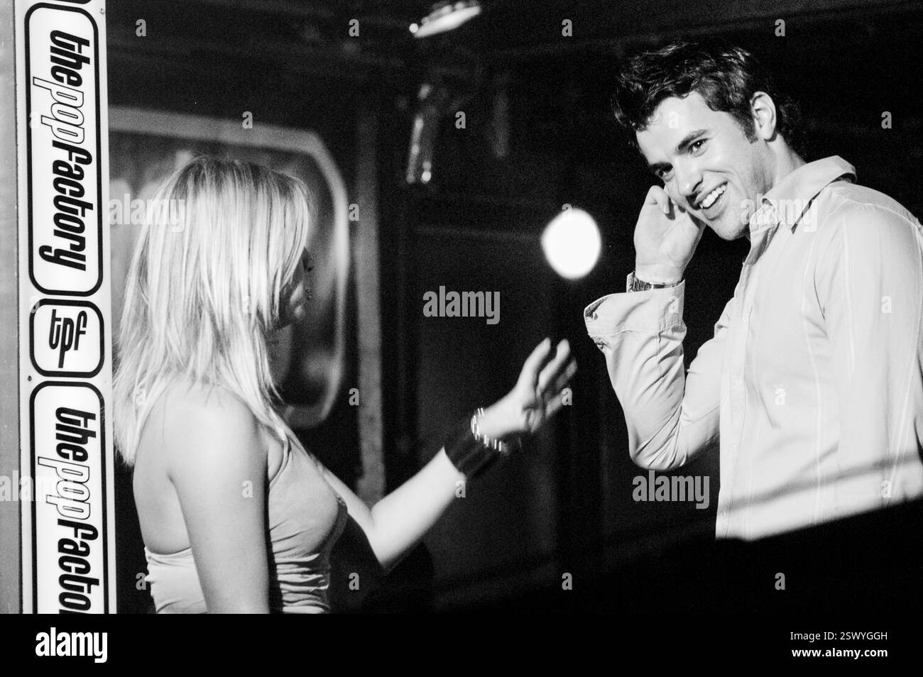 Die walisischen Stars SARRA ELGAN und STEVE JONES, die TV-Moderatoren der musc TV-Show The Pop Factory in Porth, South Wales, Großbritannien während der Frühjahrs-Serie 2003. Foto: Rob Watkins. INFO: The Pop Factory war eine walisische TV-Musikshow, die in den frühen 2000er Jahren ausgestrahlt wurde und Live-Auftritte, Interviews und Features von aufstrebenden und etablierten Künstlern zeigte. Gedreht in einer umgebauten Softdrinks-Fabrik in Porth, Wales, wurde es zu einer wichtigen Plattform für walisische Musik und Unterhaltung. Stockfoto