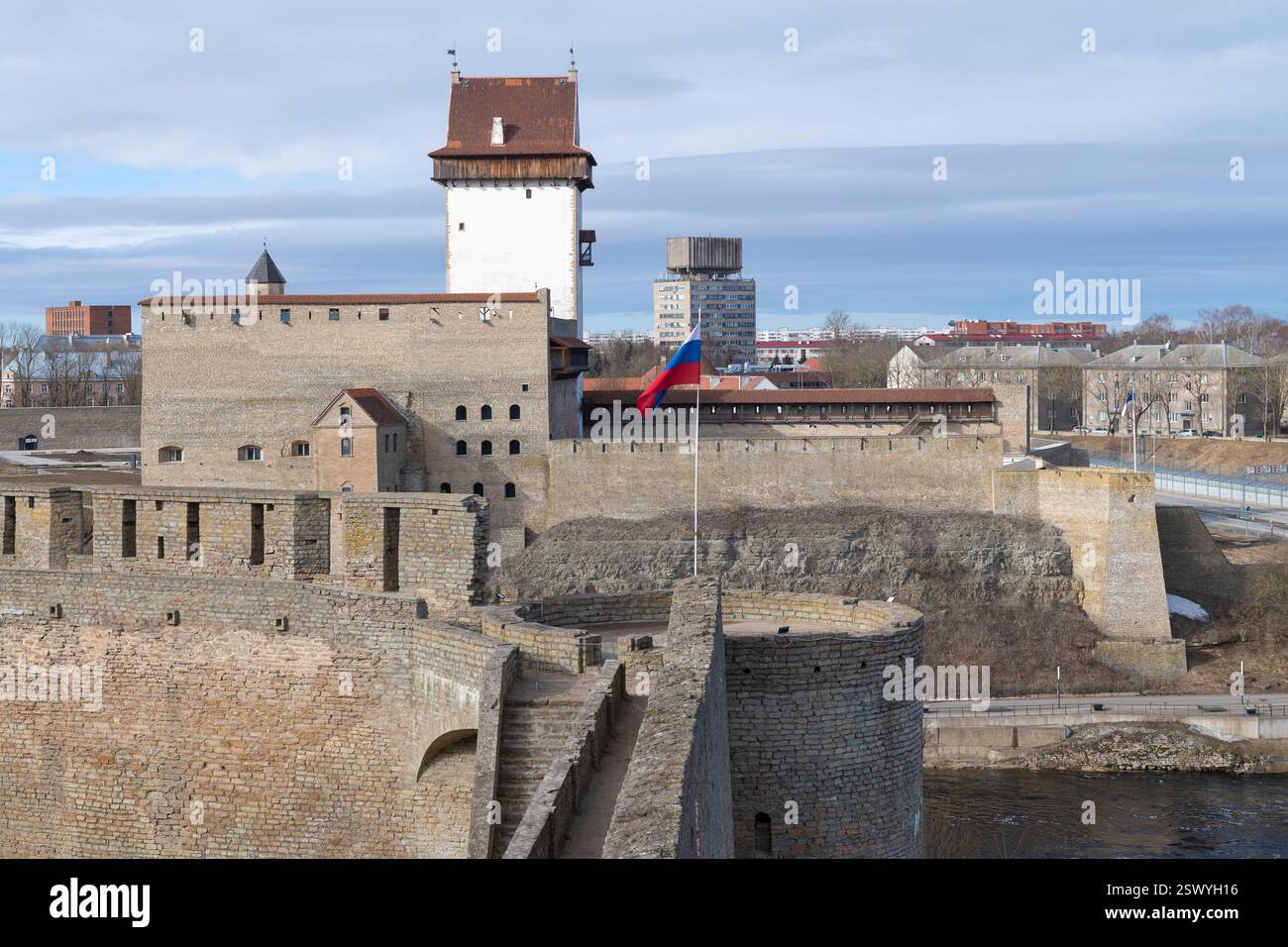 Blick auf die alte Herman-Burg von der Ivangorod-Festung an einem Märztag. Grenze zwischen Estland und Russland Stockfoto