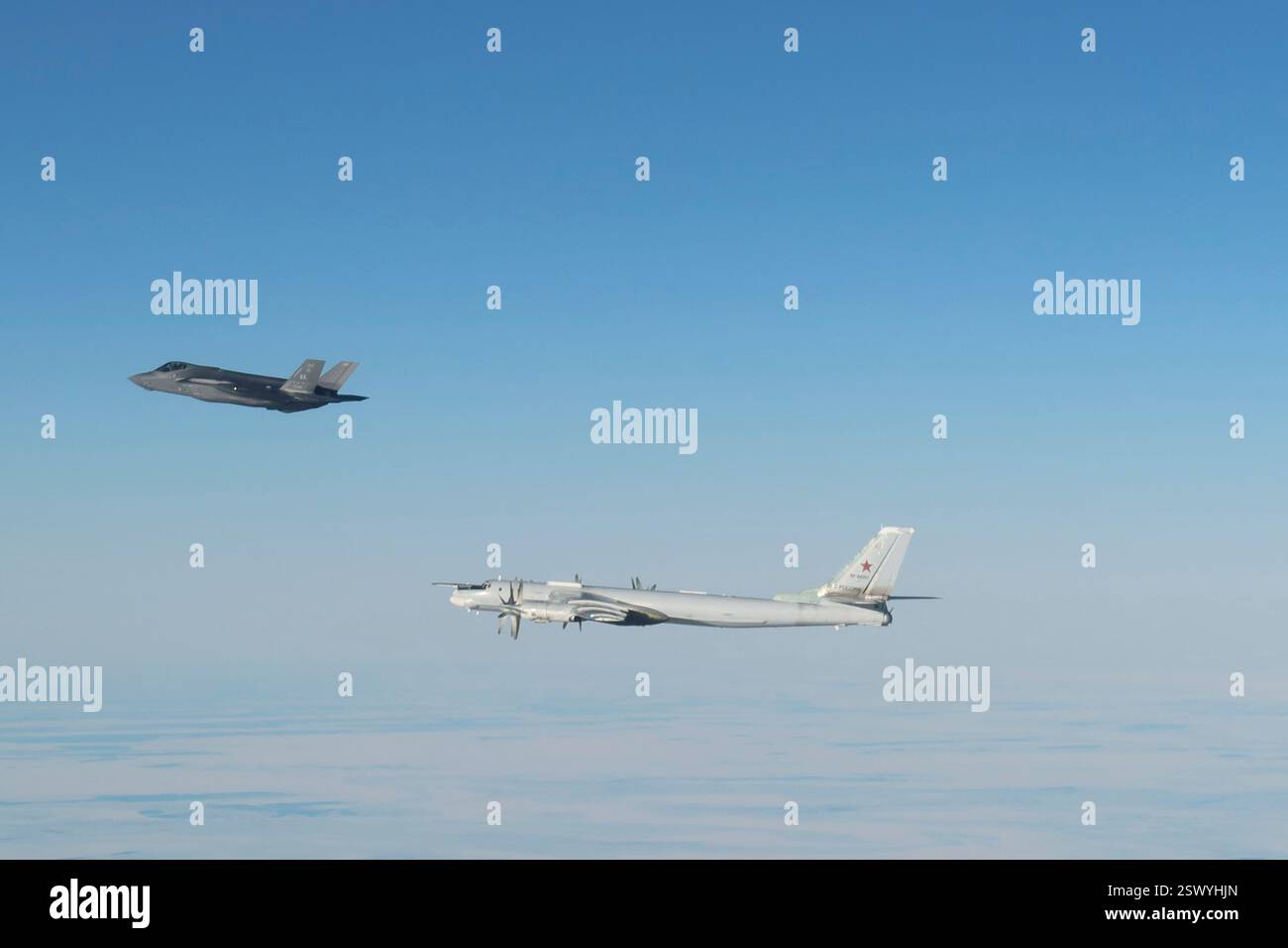 Chukchi Sea, Usa. Februar 2025. Zwei russische Tu-95 strategische Bomber und zwei Su-27 Kampfflugzeuge werden abgefangen F-35A Lightning II Stealth Fighters, dem North American Aerospace Defense Command zugewiesen, 19. Februar 2025 über der Chukchi-See. Kredit: TSgt. Donald Hudson/USA Air Force/Alamy Live News Stockfoto