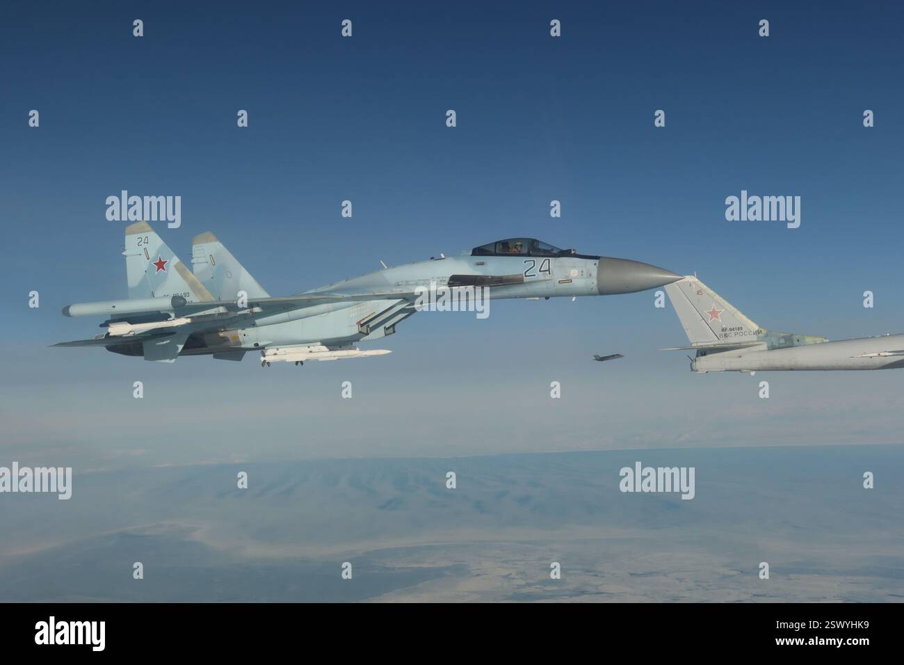 Chukchi Sea, Usa. Februar 2025. Zwei russische Tu-95 strategische Bomber und zwei Su-27 Kampfflugzeuge werden abgefangen F-35A Lightning II Stealth Fighters, dem North American Aerospace Defense Command zugewiesen, 19. Februar 2025 über der Chukchi-See. Kredit: TSgt. Donald Hudson/USA Air Force/Alamy Live News Stockfoto