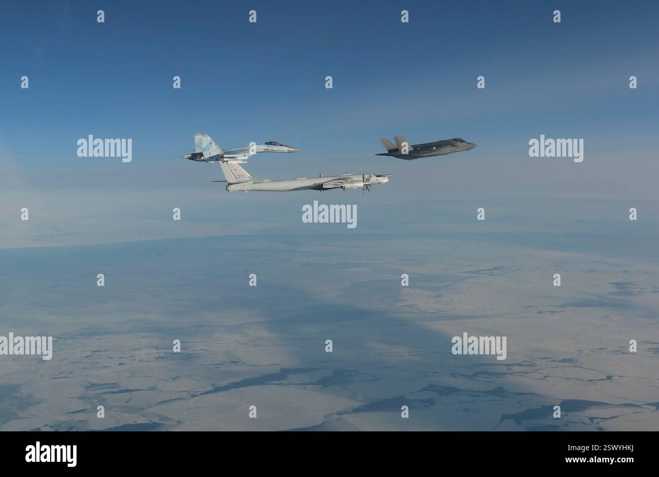Chukchi Sea, Usa. Februar 2025. Zwei russische Tu-95 strategische Bomber und zwei Su-27 Kampfflugzeuge werden abgefangen F-35A Lightning II Stealth Fighters, dem North American Aerospace Defense Command zugewiesen, 19. Februar 2025 über der Chukchi-See. Kredit: TSgt. Donald Hudson/USA Air Force/Alamy Live News Stockfoto